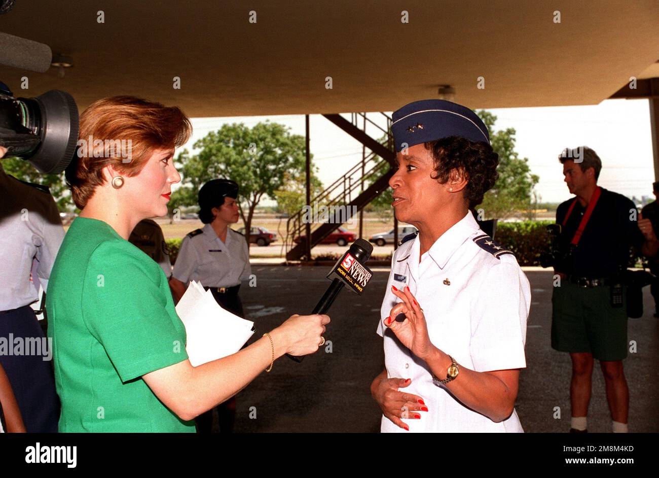 MAJ. GÉN. Marcelite Harris, présidente de la Conférence des femmes de l'OTAN de 1996, s'entretient avec un journaliste de San Antonio lors de la visite des généraux. Base: Lackland Air Force base État: Texas (TX) pays: Etats-Unis d'Amérique (USA) Banque D'Images