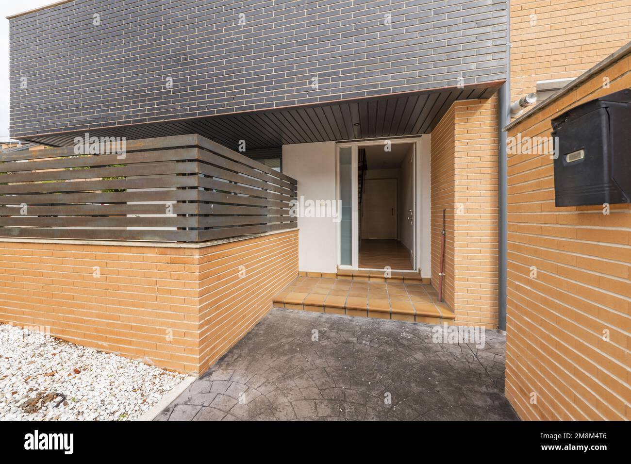 Entrée d'une maison résidentielle individuelle avec une porte blindée blanche et une boîte aux lettres Banque D'Images