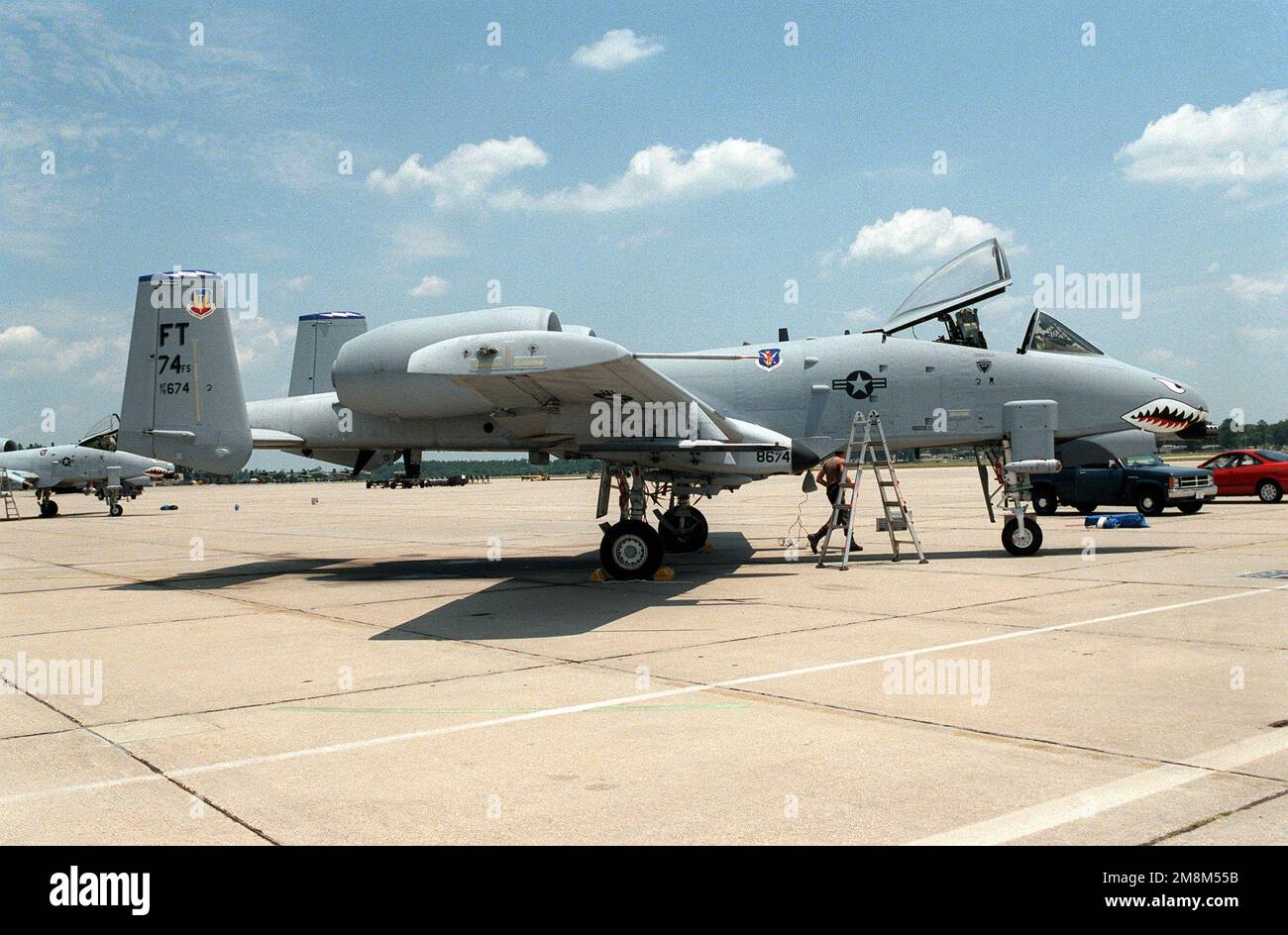 Le « nouveau » avion Thunderbolt II (Wart Hog) a-10 du 74th Fighter Squadron est stationné sur le tarmac. Le 74th avait déjà exploité l'Avion A-10 de 1980 à 1992 à l'AFB d'Angleterre, en Louisiane. Ce A-10, queue n° 78-0674, est le navire de tête de 74th et sera piloté par le lieutenant col. Tim Vigil, le nouveau commandant de l'escadron 74th. Base: Pope Air Force base Etat: Caroline du Nord (NC) pays: Etats-Unis d'Amérique (USA) Banque D'Images