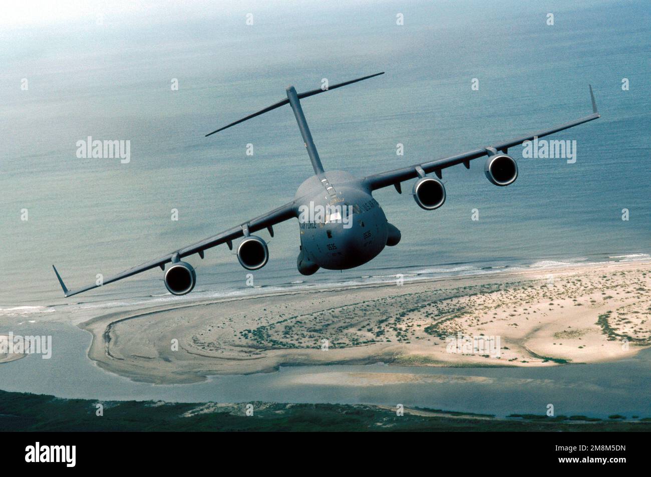 Vue aérienne d'un C-17 Globemaster III du 17th Airlift Squadron, 437th Air Wing, Charleston Air Force base (Caroline du Sud), qui se trouve à droite. Base: Charleston État: Caroline du Sud (SC) pays: Etats-Unis d'Amérique (USA) Banque D'Images