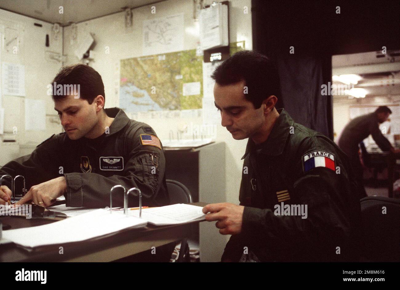 CAPT. Dave Brummitt et CAPT. Français Paul Cesari, avec le Centre de coordination du mouvement aérien, travaille à leur bureau pour planifier les opérations de transport aérien de l'OTAN en Bosnie-Herzégovine. Date exacte photo inconnue publié dans AIRMAN Magazine août 1996. Base: Vicenza pays: Italie (ITA) Banque D'Images