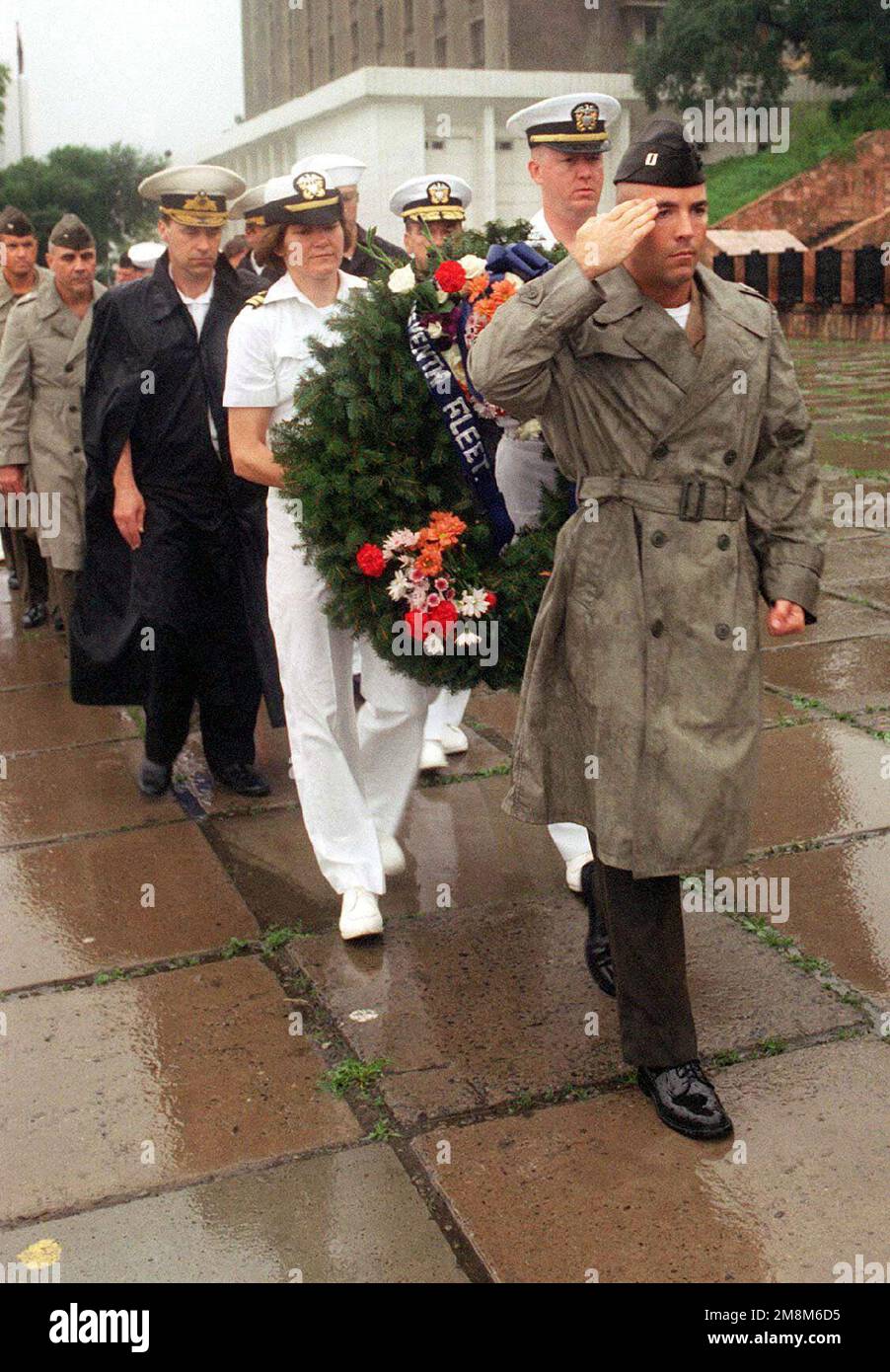 LE capitaine DE la marine AMÉRICAINE Jim Munroe, officier de radio, navire d'assaut amphibie de la marine américaine USS BELLEAU WOOD (LHA 3), dirige un groupe d'officiers américains prenant part à une cérémonie de pose de couronne à un mémorial de la Seconde Guerre mondiale à Vladivostok, en Russie. Belleau Wood est dans l'extrême-Orient russe pour participer à l'exercice DE COOPÉRATION DE LA MER '96. L'exercice est une coentreprise entre les forces navales américaines et russes conçue pour améliorer les opérations de secours en cas de catastrophe et pour mieux comprendre les deux nations. Objet opération/série: COOPÉRATION DE LA MER '96 base: Vladivostok État: Sibérie pays: Russie (RUS Banque D'Images