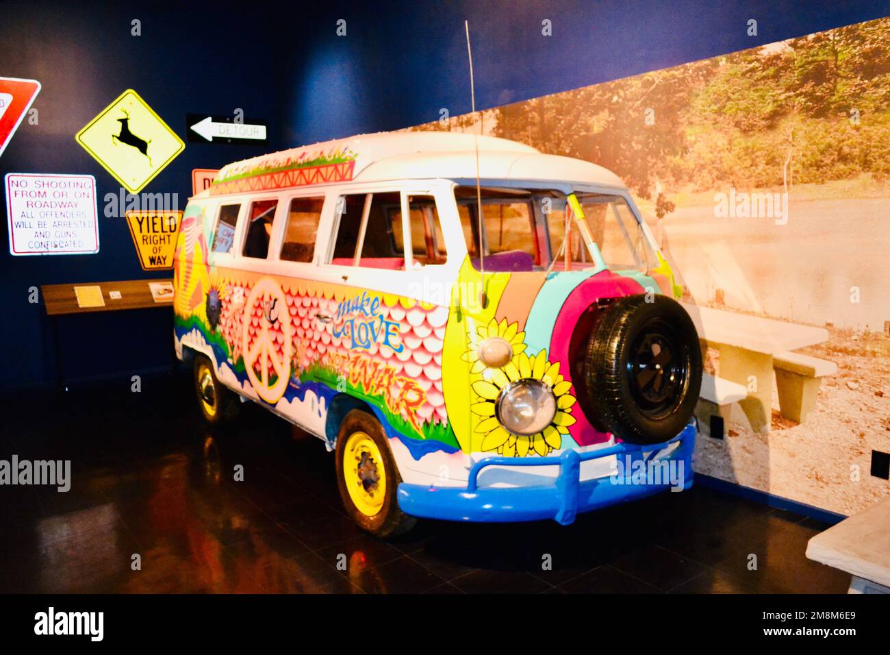 Un bus Volkswagen peint aux couleurs vives au musée de la route 66. Banque D'Images