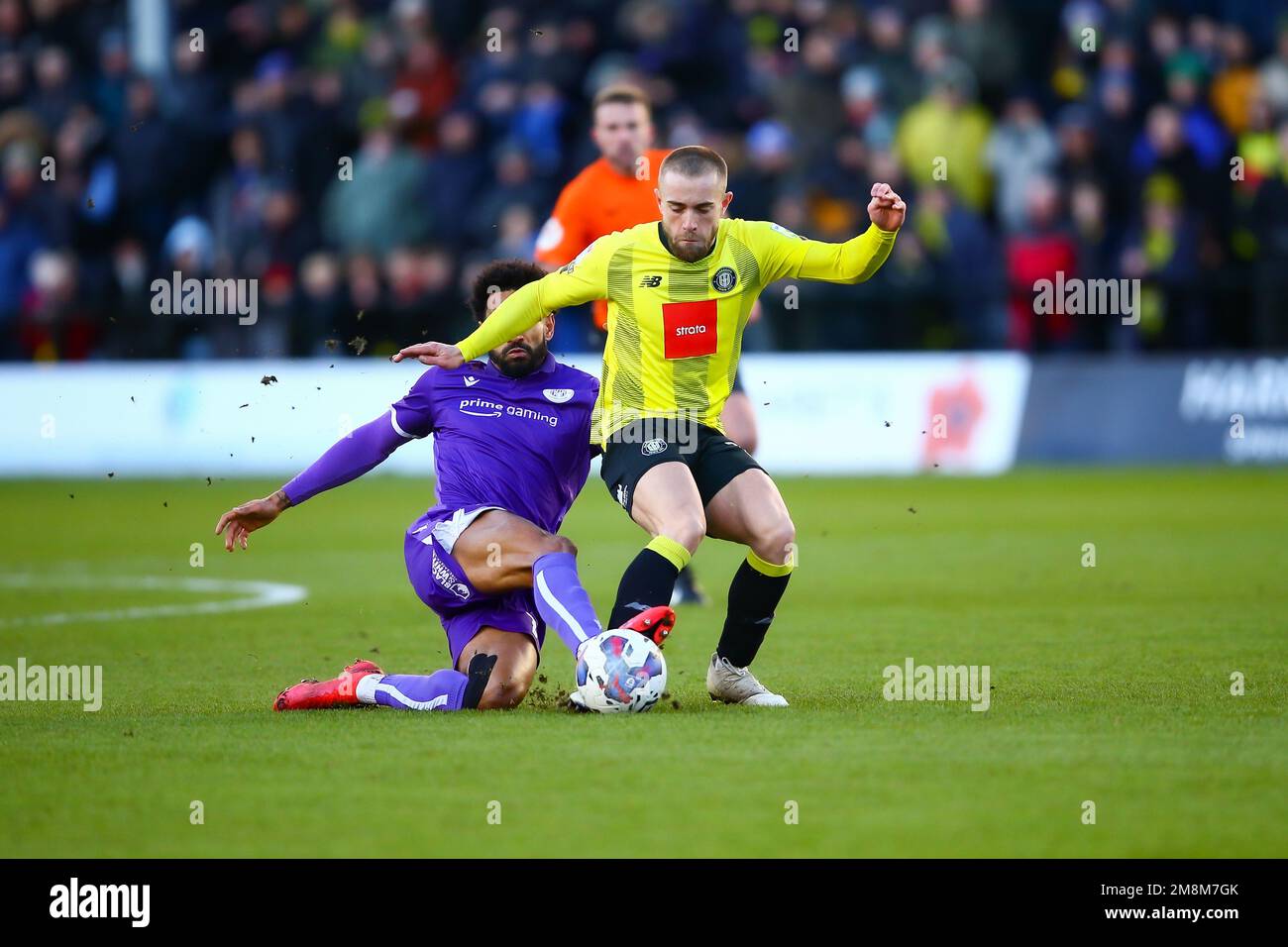 The Envirovent Stadium, Harrogate, Angleterre - 14th janvier 2023 Jordan Roberts (11) de Stevenage s'attaque à Alex Pattison (16) de Harrogate Town - pendant le jeu Harrogate Town v Stevenage, EFL League 2, 2022/23, au stade Envirovent, Harrogate, Angleterre - 14th janvier 2023 Credit: Arthur Haigh/WhiteRoserogate/Alamy Live News Banque D'Images