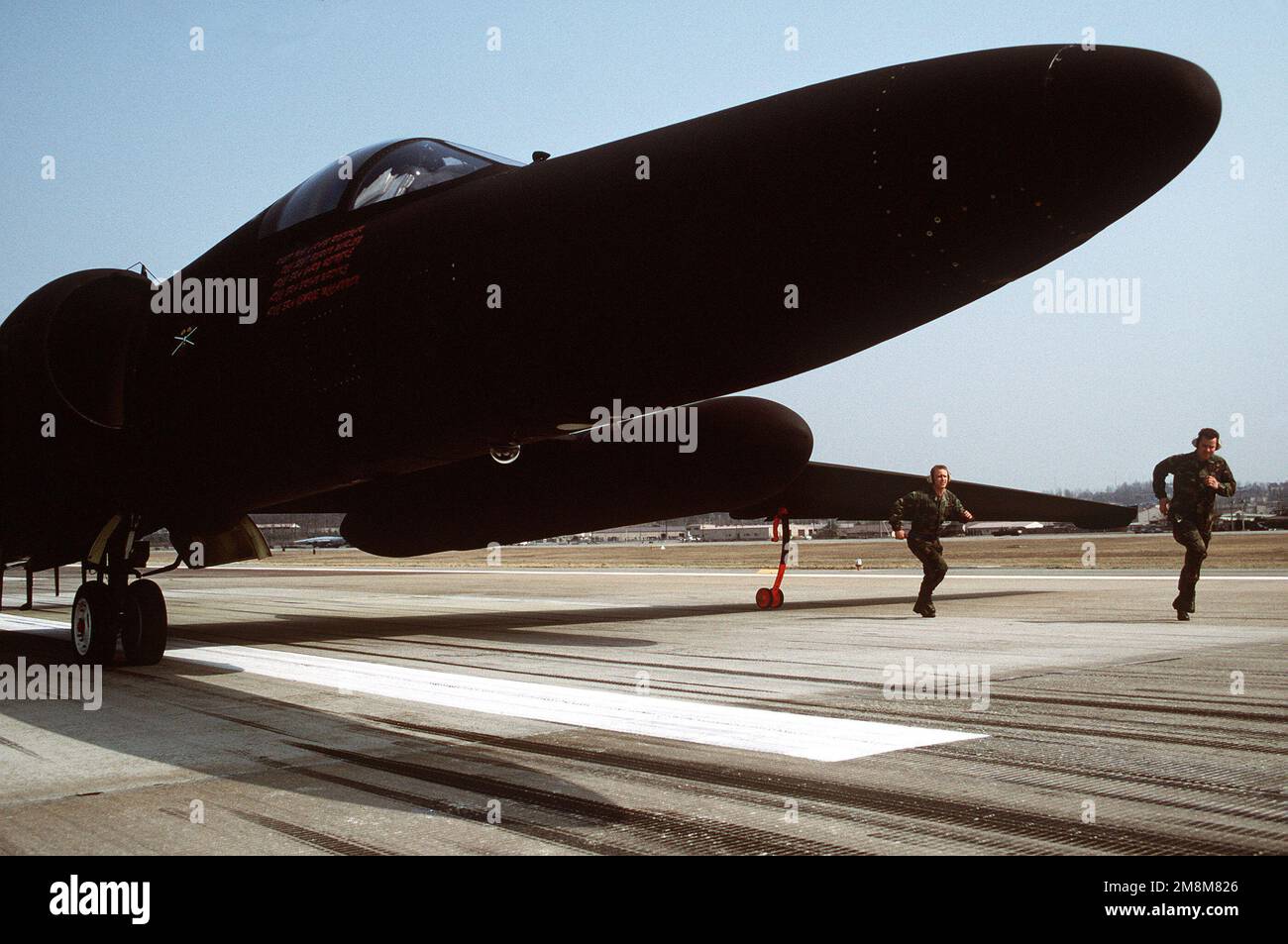 AIRMAN 1st classe Richard Bryant (à gauche) et LE PERSONNEL SGT. Steve Brecklin, 5th e Escadron de reconnaissance, s'affronte pour placer des « bâtons de pogo » sous une dragondame U-2S. L'escadron de reconnaissance 5th 'Blackcats' a célébré la deuxième décennie de collecte de renseignements pour les États-Unis En Corée. Date exacte photo inconnue publié dans AIRMAN Magazine septembre 1996. Base: Osan Air base pays: République de Corée (KOR) Banque D'Images