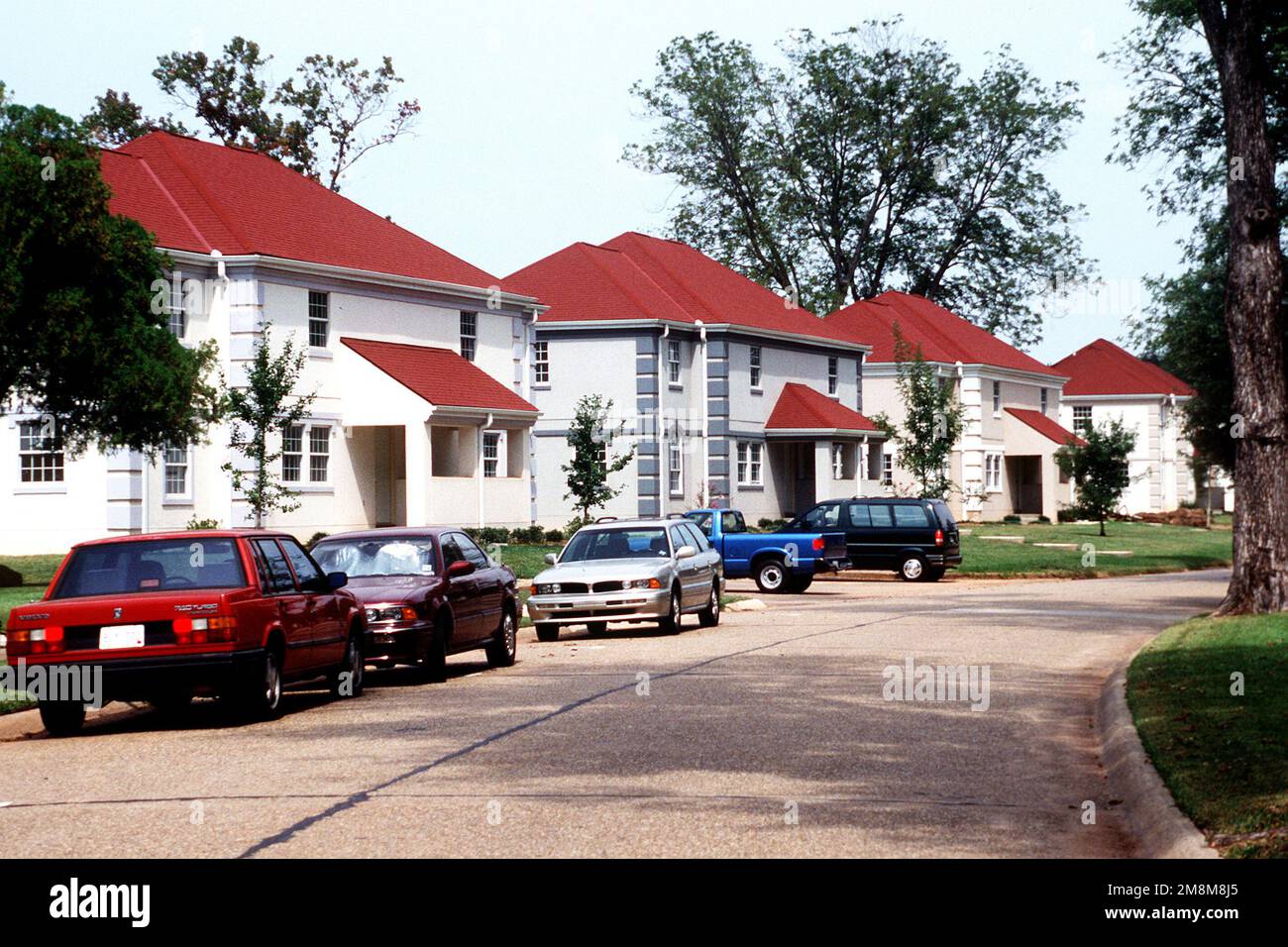 La nouvelle construction s'intègre parfaitement à l'ancienne. Les nouveaux logements inscrits et les phases 1 et 2 du logement des officiers sont presque terminés. Le nouveau carter de base doit remplacer le carter de Whierring construit en 1953 et détruit en 1990. Les 174 unités sont conçues pour compléter le boîtier approprié existant construit 1993-4. Base: Barksdale Air Force base État: Louisiana (LA) pays: États-Unis d'Amérique (USA) Banque D'Images