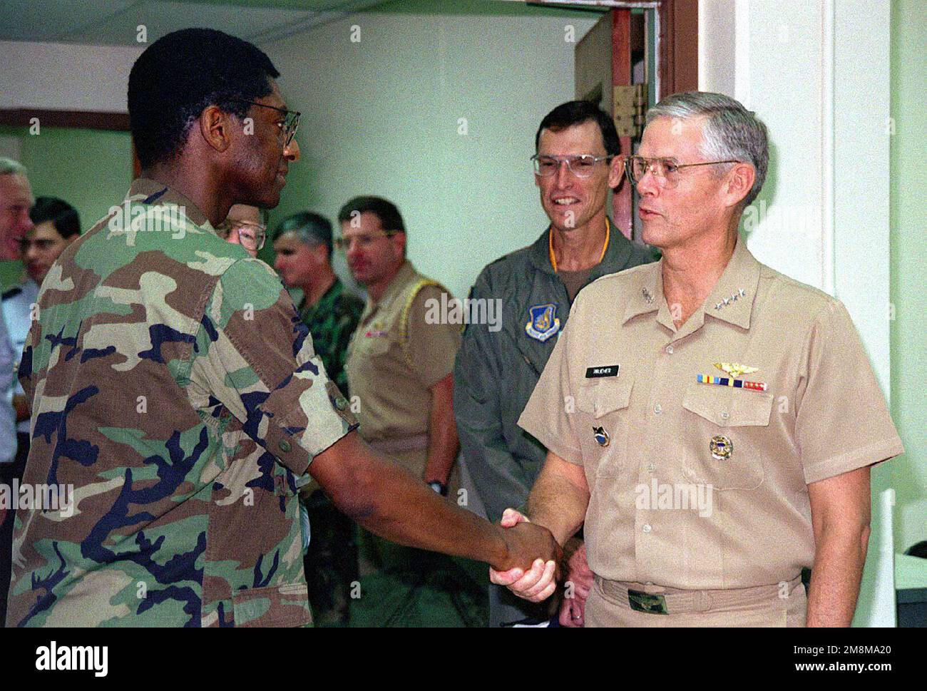 AMIRAL DE la marine AMÉRICAINE (SMA) Joseph W. Prueher, commandant en CHEF des États-Unis Le Commandement du Pacifique rencontre le lieutenant-colonel (LTC) de la Force aérienne américaine Elwood Johnson, « Mayor » du complexe de logements temporaires de la base aérienne d'Andersen, à Guam, au cours DE L'OPÉRATION PACIFIC HAVEN. Pacific Haven, une opération humanitaire conjointe menée par les États-Unis Militaire, a évacué plus de 2 100 000 Kurdes du nord de l'Irak. Les évacués seront logés temporairement à la base aérienne d'Andersen, à Guam, pendant qu'ils passent par le processus d'immigration pour la résidence aux États-Unis. Le maire, un officier de liaison militaire des États-Unis, sert de représentant pour t Banque D'Images