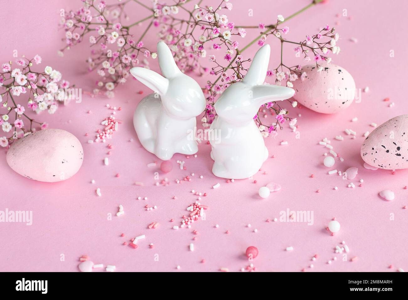 Arrière-plan de Pâques. Lapins de Pâques sur fond rose. bonne carte de pâques. Pâques. Fleurs et œufs. copier l'espace Banque D'Images