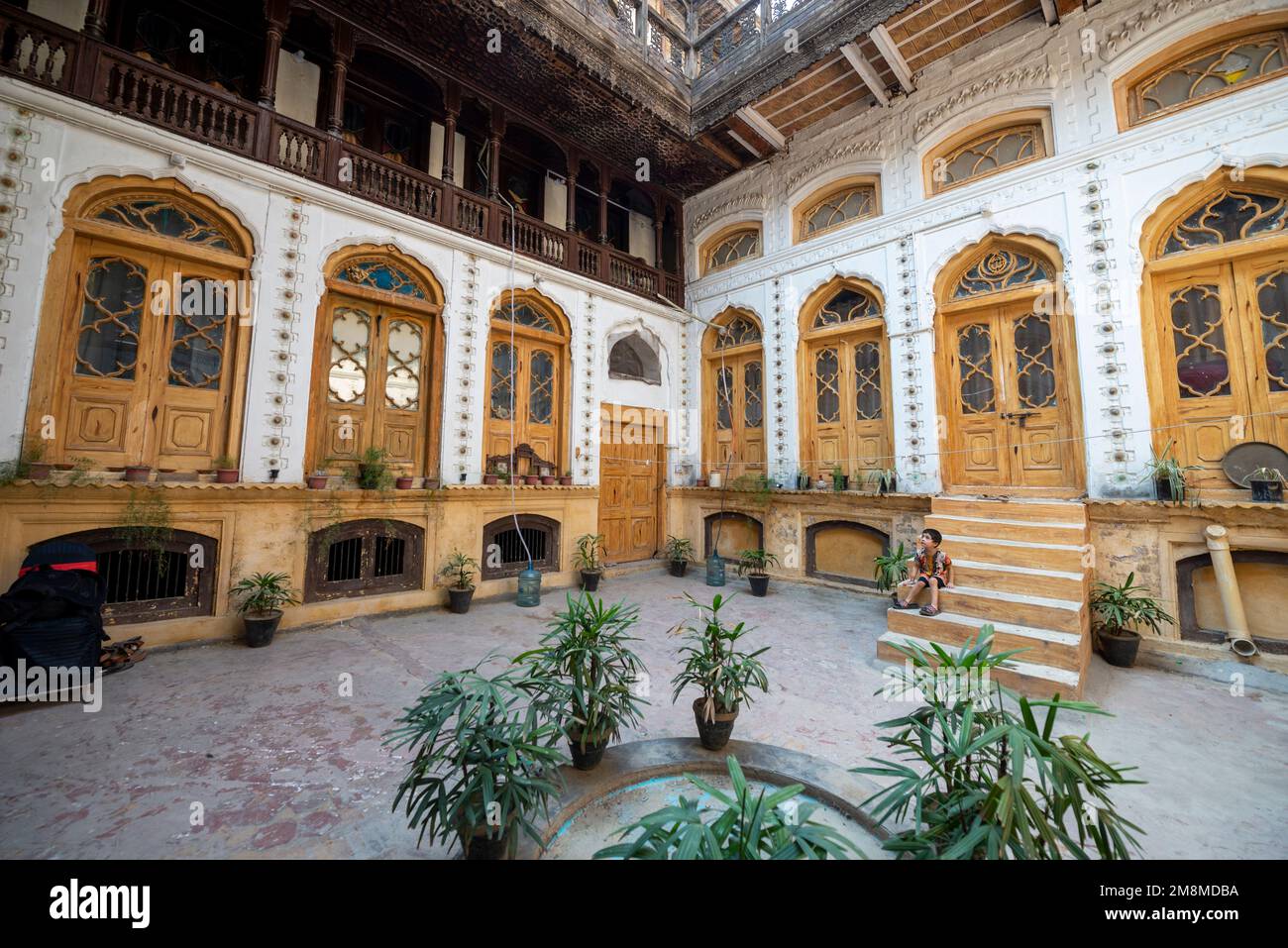 Cour d'une ancienne maison de marchands Haveli, Peshawar, Pakistan Banque D'Images