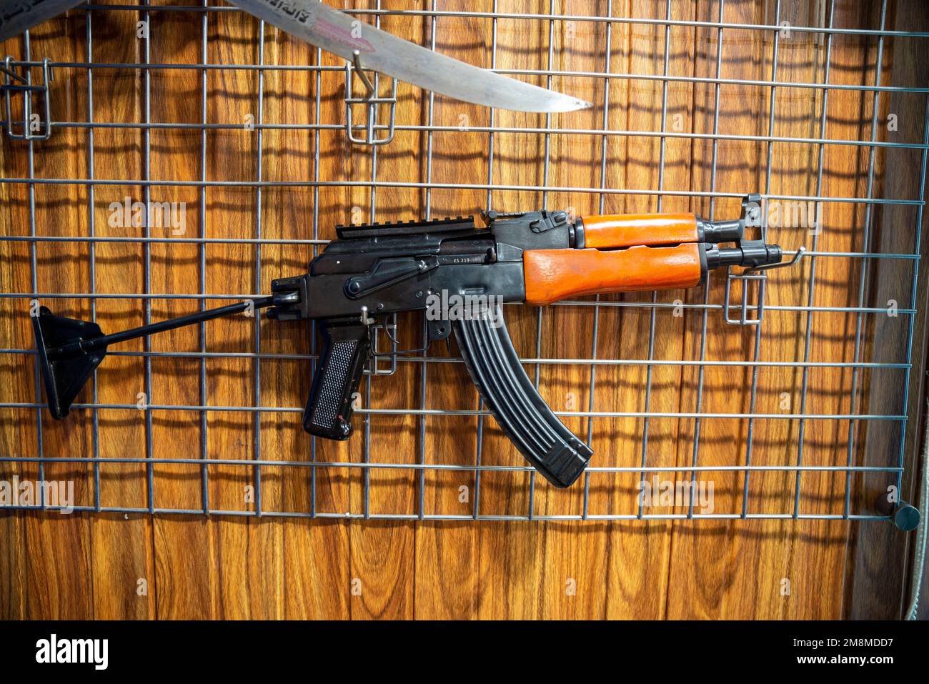 Pistolet Kalachnikov en vente dans une usine d'armement, Peshawar, Pakistan Banque D'Images