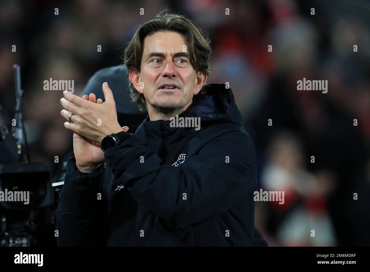 Londres, Royaume-Uni. 14th janvier 2023. Thomas Frank, directeur du FC Brentford, applaudit les fans à temps plein lors du match de la Premier League entre Brentford et Bournemouth au Gtech Community Stadium, Londres, Angleterre, le 14 janvier 2023. Photo de Carlton Myrie. Utilisation éditoriale uniquement, licence requise pour une utilisation commerciale. Aucune utilisation dans les Paris, les jeux ou les publications d'un seul club/ligue/joueur. Crédit : UK Sports pics Ltd/Alay Live News Banque D'Images