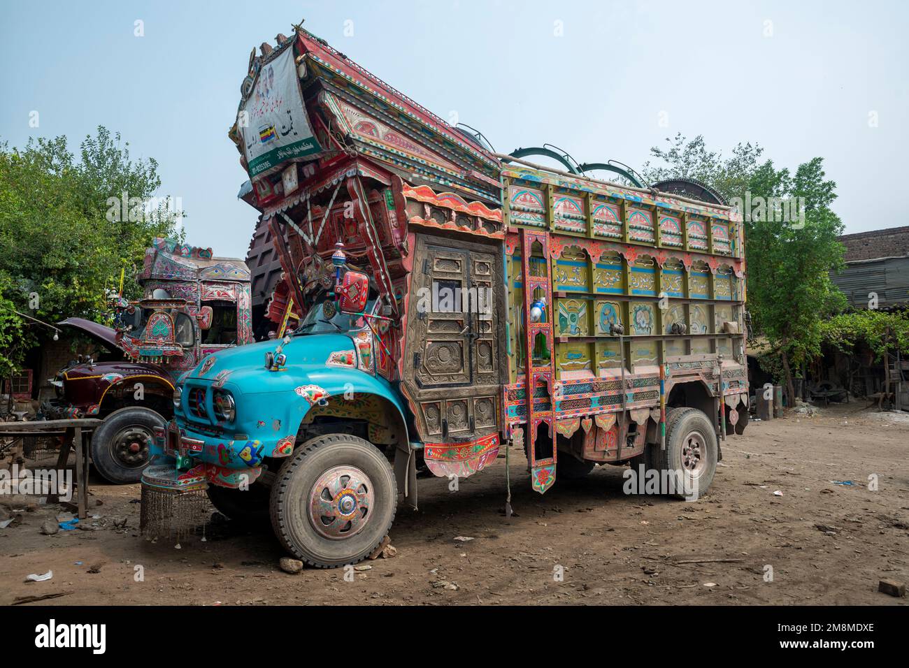 Camion peint en couleur à l'atelier, Peshawar, Pakistan Banque D'Images