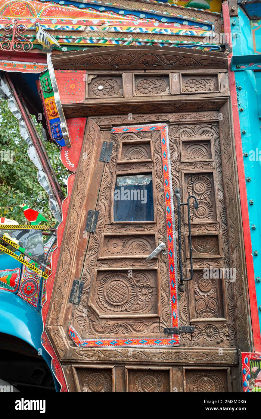 Détail d'un camion peint en couleur à l'atelier de Peshawar, Pakistan Banque D'Images