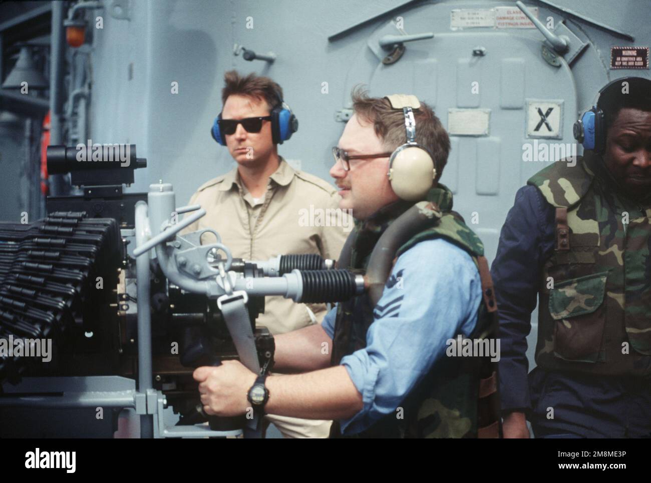 1992 mars... Un petit officier de première classe lance la mitrailleuse Mark 68 25mm pendant une période d'entraînement aux armes légères à bord du lubrificateur USS WICHITA (AOR-1) au large de la côte sud de la Californie. Pays : Océan Pacifique (POC) Banque D'Images