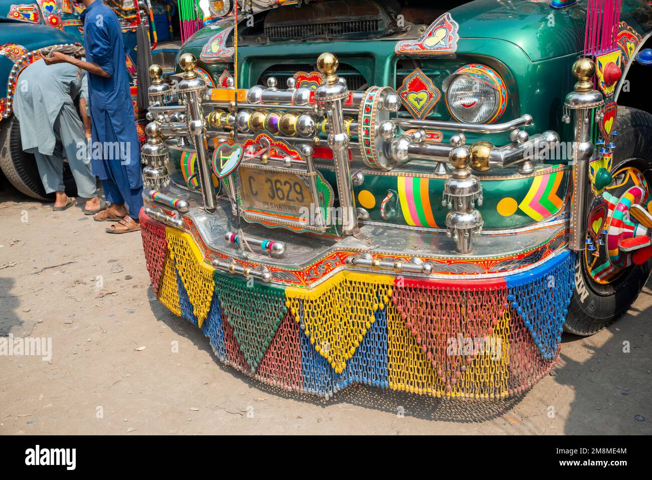 Détail des décorations avant d'un bus peint en couleur, Peshawar, Pakistan Banque D'Images