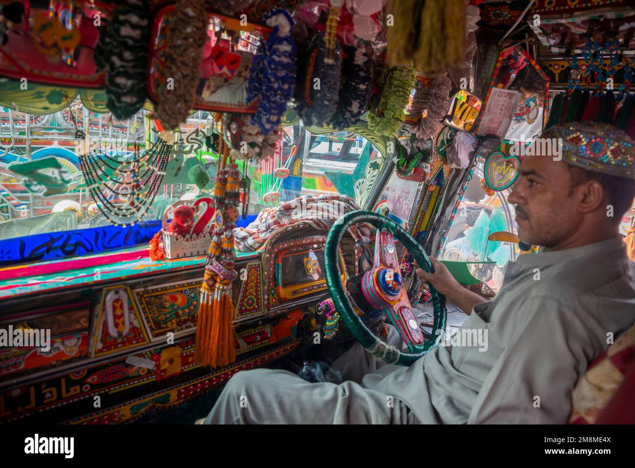 Conducteur d'un bus peint en couleurs, Peshawar, Pakistan Banque D'Images