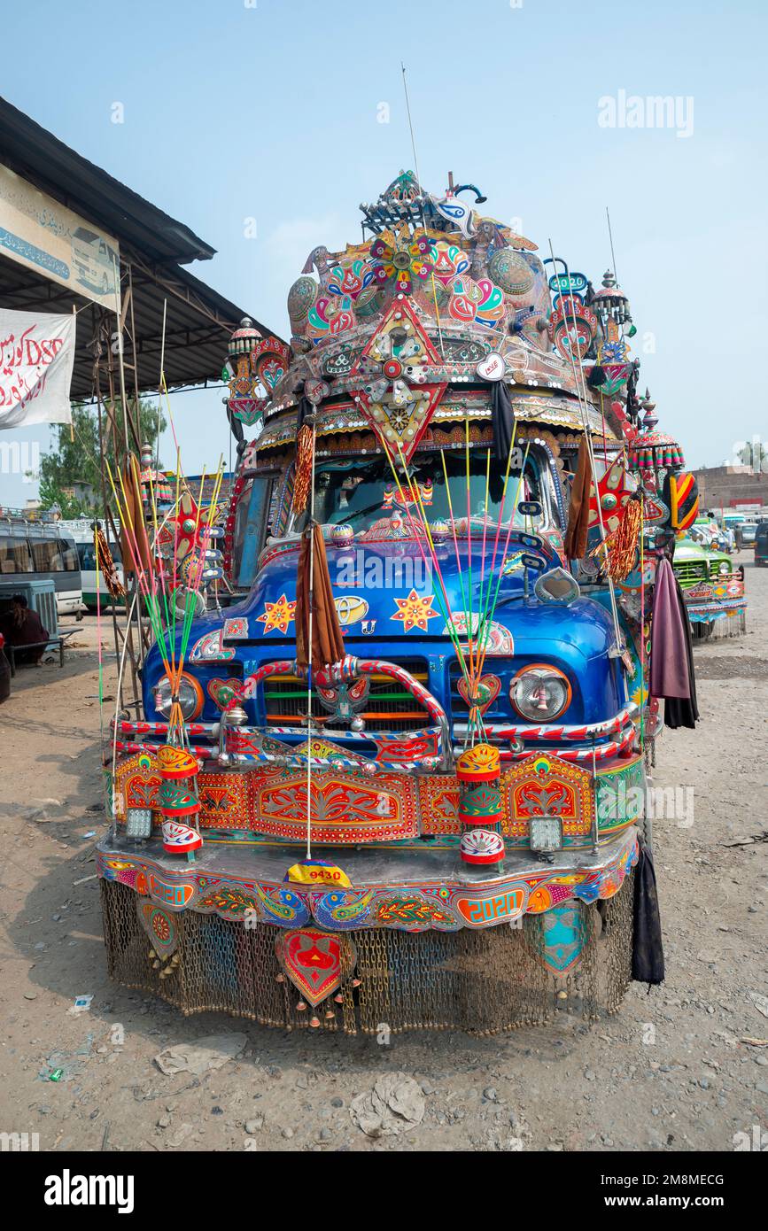 Bus peint en couleur, Peshawar, Pakistan Banque D'Images
