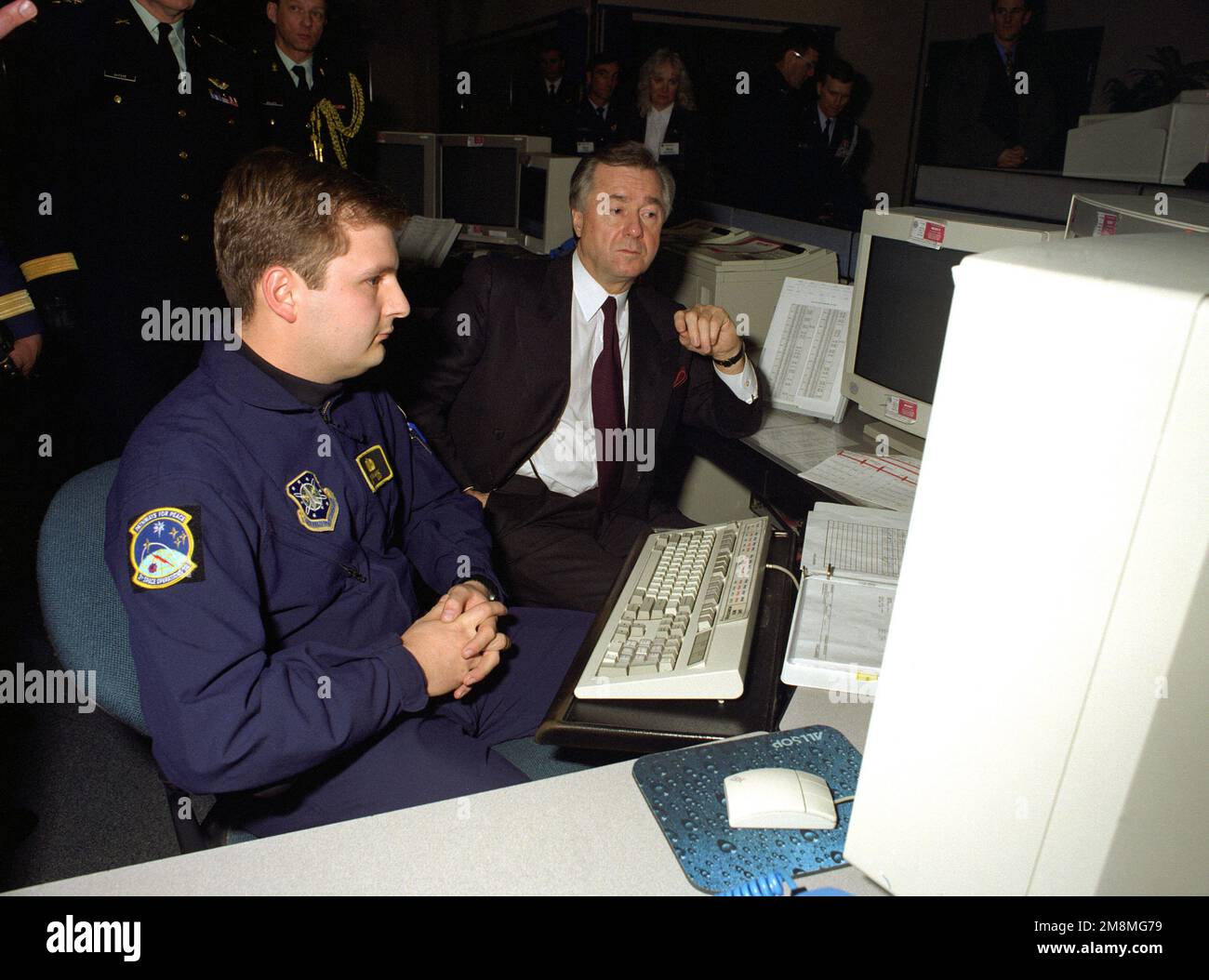 L'honorable Douglas Young, ministre de la Défense du Canada, observe le positionnement d'un satellite par ordinateur avec L'AVIATEUR PRINCIPAL Mitch Kane, 2nd Escadron des opérations spatiales. Base: Falcon Air Force base État: Colorado (CO) pays: Etats-Unis d'Amérique (USA) Banque D'Images