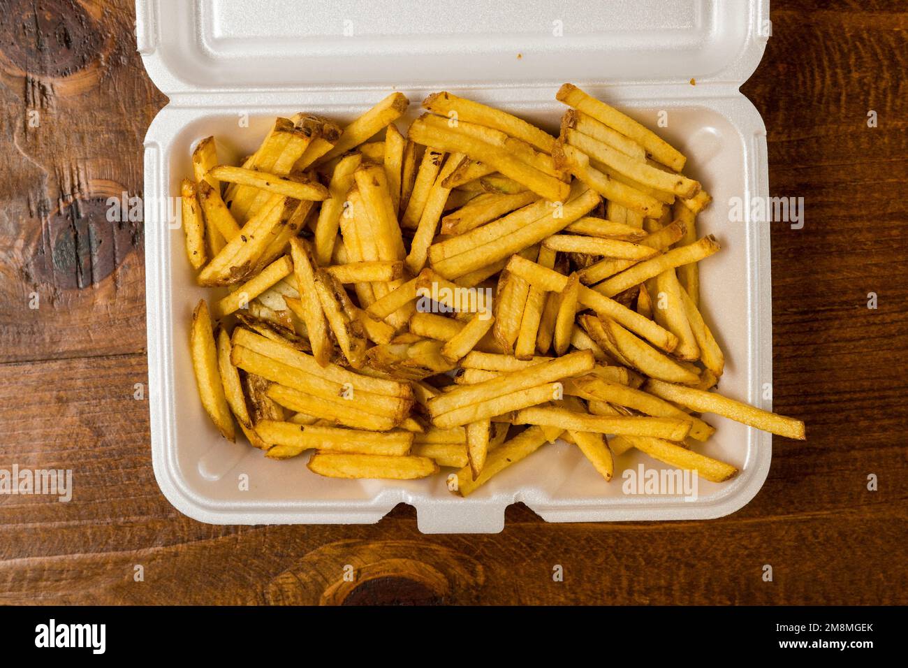 Frites dans un récipient à emporter Banque D'Images