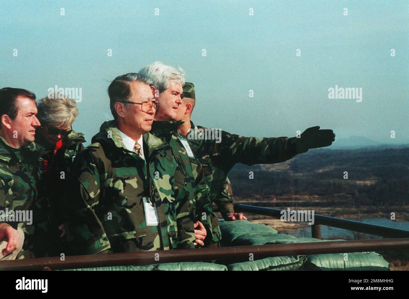 Président de la Chambre des représentants Newt Gingrich et Jay Kim (R-Californie) Faites face à la Corée du Nord depuis la zone de sécurité commune (JSA). Base: Séoul pays: Corée Banque D'Images
