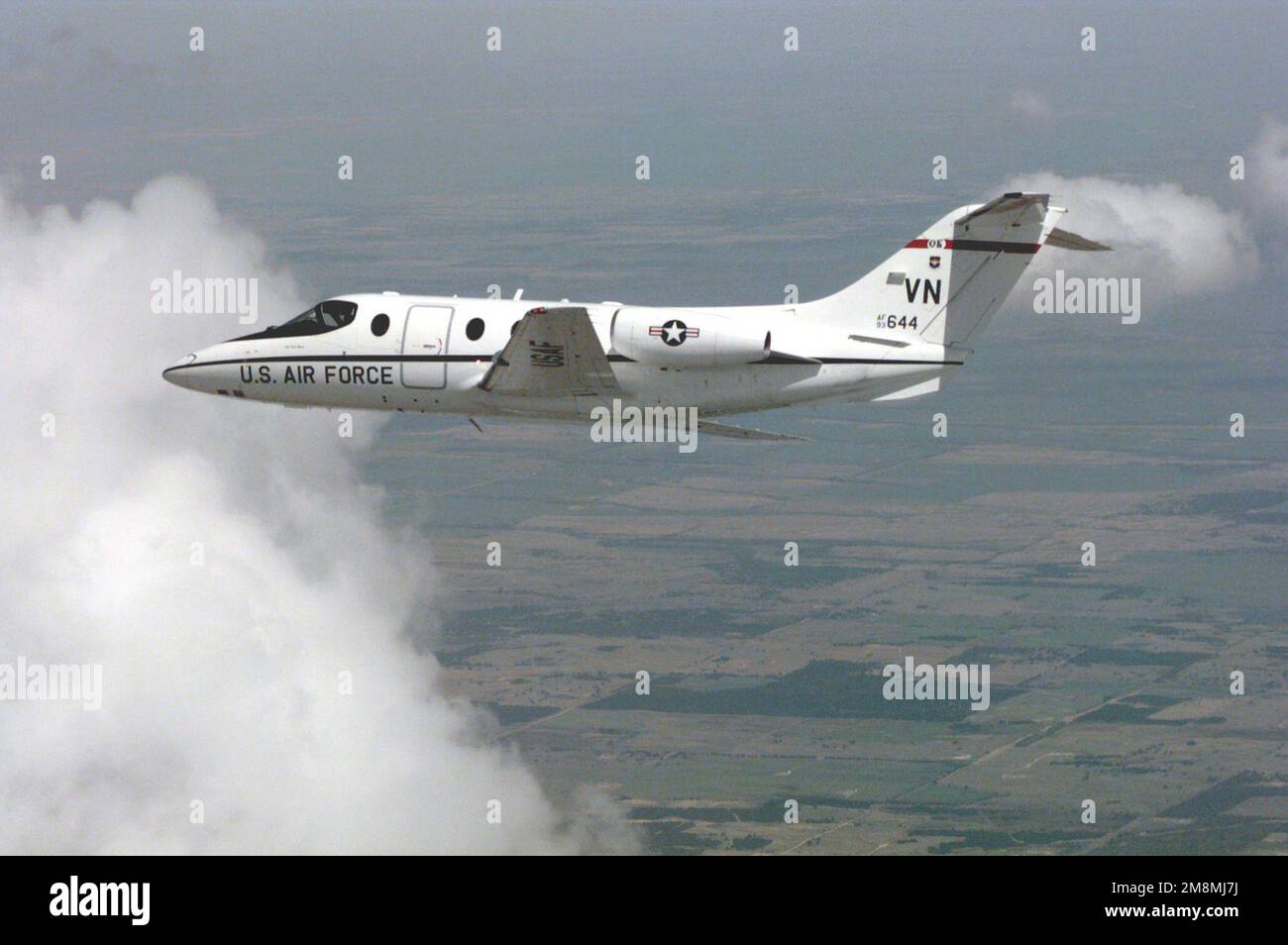 Une vue air-air d'un entraîneur T-1 Jayhawk, queue n° 644, affecté au Commandement de l'éducation et de l'instruction aériennes, 71st, escadre d'entraînement en vol, base aérienne Vance, Oklahoma. Le T-1 est utilisé pour la formation des pilotes de navires-citernes et de transport aérien. Base: Vance Air Force base État: Oklahoma (OK) pays: Etats-Unis d'Amérique (USA) Banque D'Images