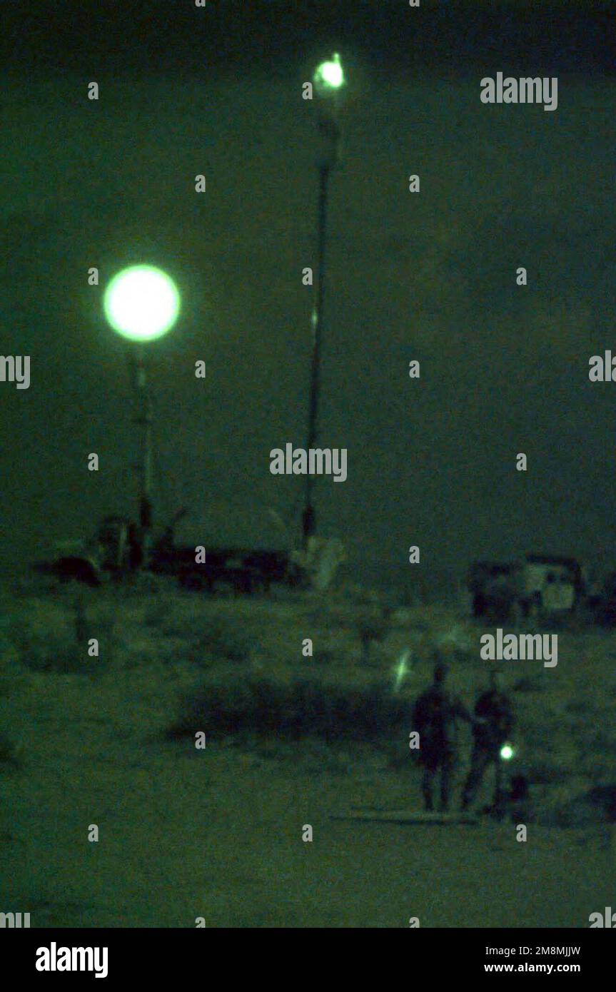 Dans l'obscurité de la nuit, les soldats de la Brigade 11th, Artillerie de défense aérienne 43rd, Compagnie Delta, gardent le point de contrôle d'entrée contre une éventuelle attaque de l'OPFOR (Force adverse) contre le Patriot missile Group AM6. Les missiles Patriot sont la capacité de défense sol-air du plus grand exercice d'opérations aériennes tactiques multinationales et de service conjoint au monde. Objet opération/série: ROVING SANDS '97 base: McGregor Range État: Nouveau Mexique (NM) pays: États-Unis d'Amérique (USA) Banque D'Images