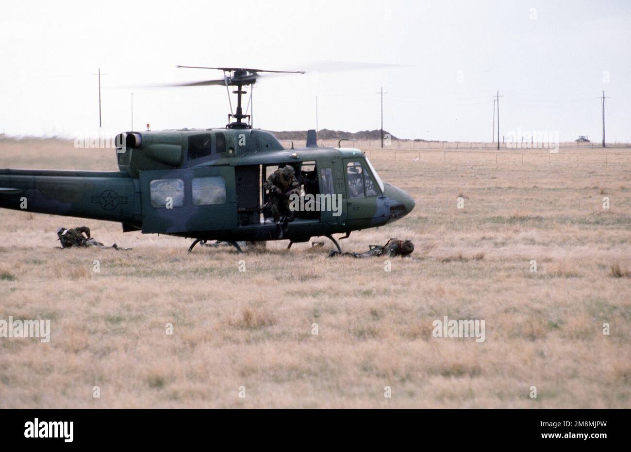 À seulement quelques centaines de mètres de la bataille suivante, un hélicoptère du vol de sauvetage de 40th touche assez longtemps les membres des forces de secours pour s'écraser et s'aplatir contre le sol. Le FQR de 40th participait à un exercice de récupération de la facilité de lancement (LF) avec l'escadre des missiles de 341st. Base: Malstrom Air Force base État: Montana (MT) pays: Etats-Unis d'Amérique (USA) Banque D'Images