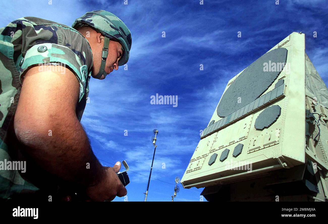 ARMÉE DES ÉTATS-UNIS, SPÉCIALISTE (SPC) John Trevino, 3rd Bataillon, 43rd Artillerie, 11th Brigade d'artillerie de défense aérienne, fort Bliss, Texas, niveaux un Patriot MIM-104, UNE unité radar à réseau phasé AN/MPQ en préparation d'un lancement de missile sur un site de la chaîne McGregor, fort Bliss. Les tirs en direct ont été une occasion en temps réel pour les unités impliquées dans l'exercice ROVING SANDS '97 de démontrer leurs compétences, le 30 avril 1997. Objet opération/série: ROVING SANDS '97 base: Fort Bliss État: Texas (TX) pays: États-Unis d'Amérique (USA) Banque D'Images