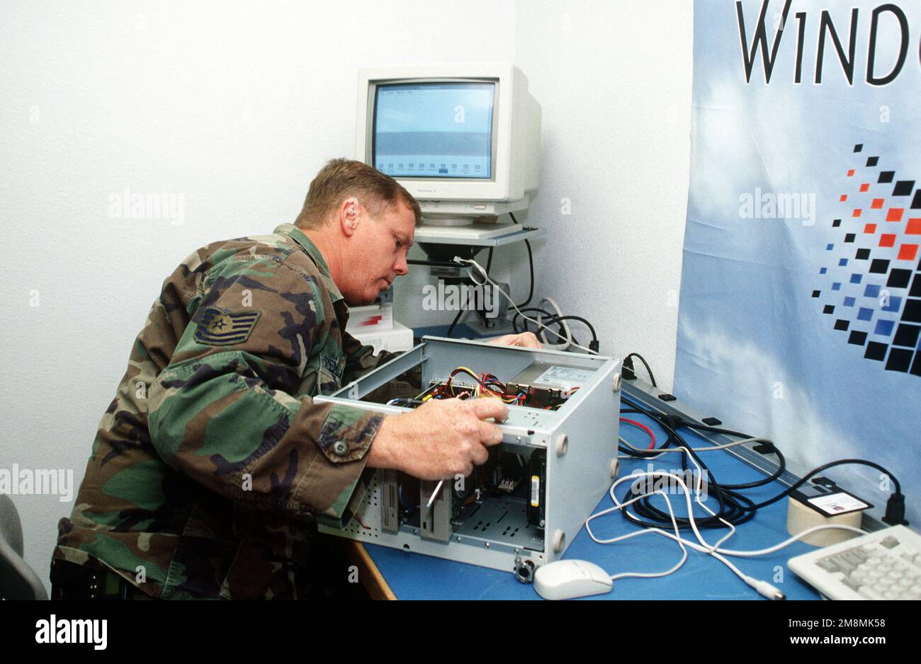 TSG James Pemberton, 162nd Fighter Wing (ANG), répare un ordinateur utilisé dans le Centre de formation des étudiants pour la formation internationale. Base: Tucson État: Arizona (AZ) pays: Etats-Unis d'Amérique (USA) Banque D'Images