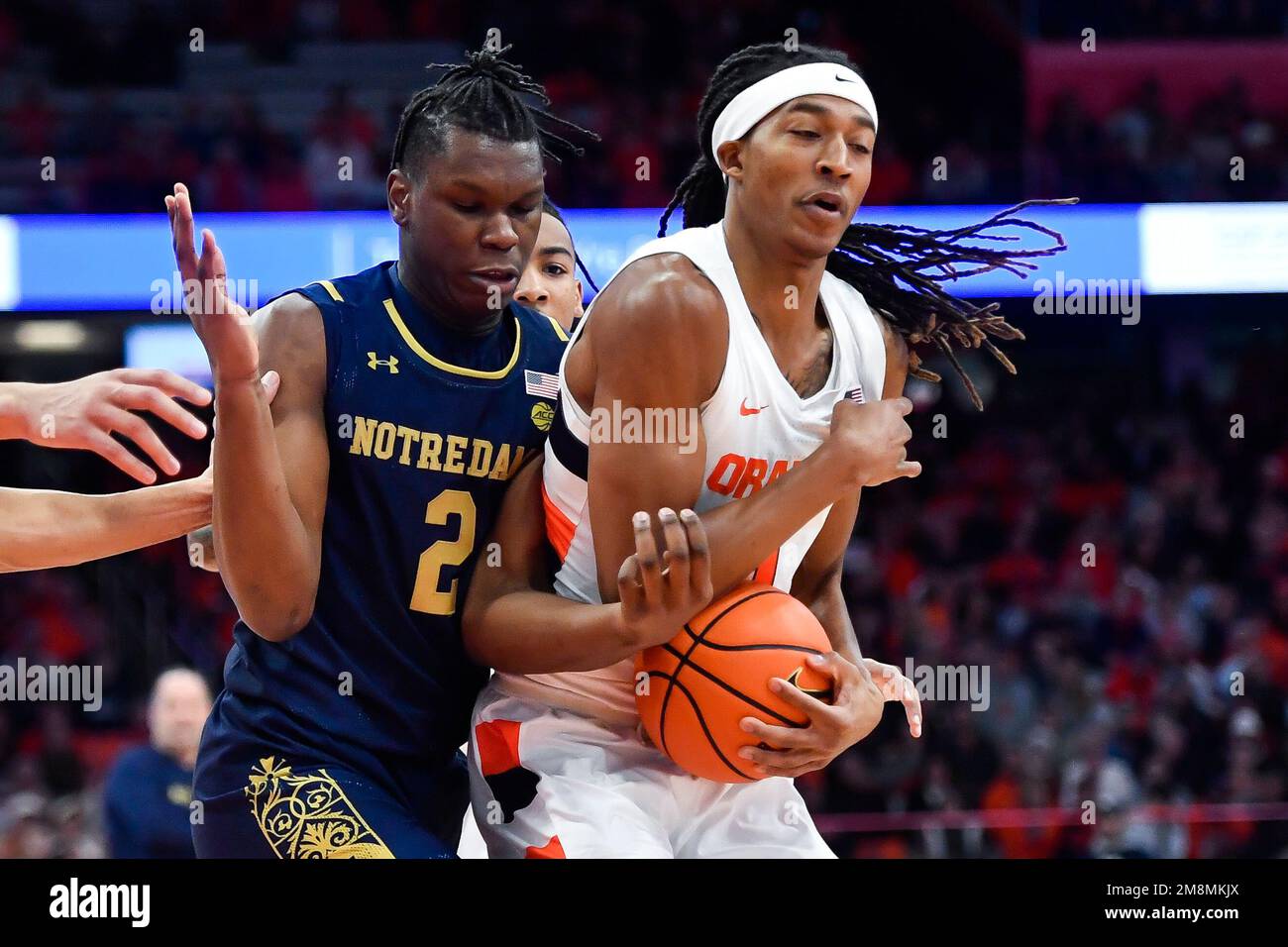 Syracuse forward Maliq Brown, right, steals the ball from Notre Dame forward Ven-Allen Lubin during the first half of an NCAA college basketball game in Syracuse, N.Y., Saturday, Jan. 14, 2023. (AP Photo/Adrian Kraus) Banque D'Images