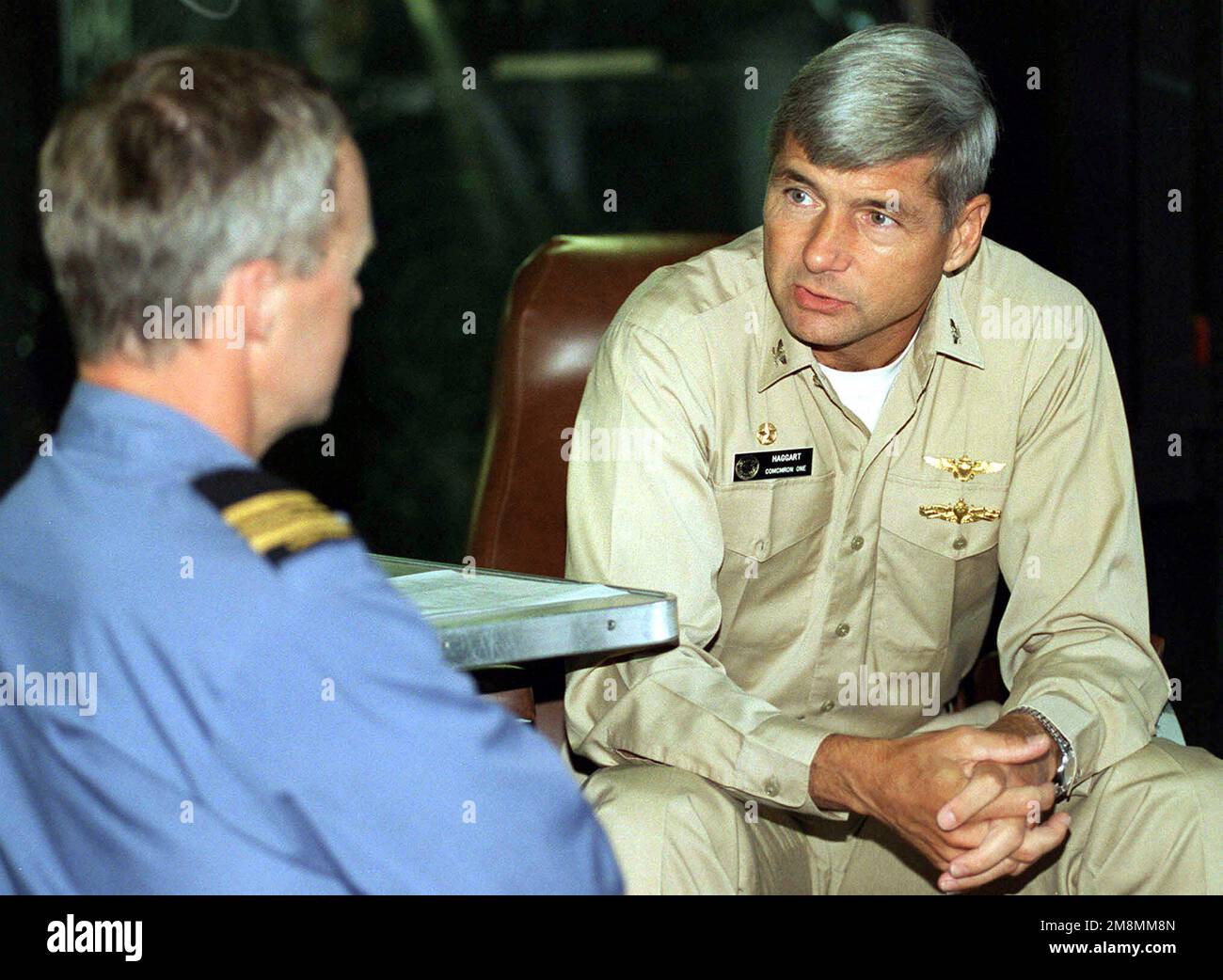 970621-N-3149V-008. [Complet] Légende de la scène: Le capitaine Haggart, commandant du premier Escadron des contre-mesures de la mine (MCM), parle avec un officier canadien dans le centre des opérations de l'USS DENVER (LPD 9) tout en agissant comme commodore pour les opérations de MCM pendant l'exercice KERNEL BLITZ '97 qui a lieu au large des côtes du sud de la Californie et de Camp Pendleton. KERNEL BLITZ est un exercice semestriel de formation de la flotte du commandant en CHEF du Pacifique (CINCPAC) (FLEETEX) axé sur la formation opérationnelle/tactique du commandant de la troisième flotte (C3F)/ I Marine Expeditionary Forces (MEF) et du commandant du Groupe amphibie 3 (CPG-3)/ 1st mari Banque D'Images