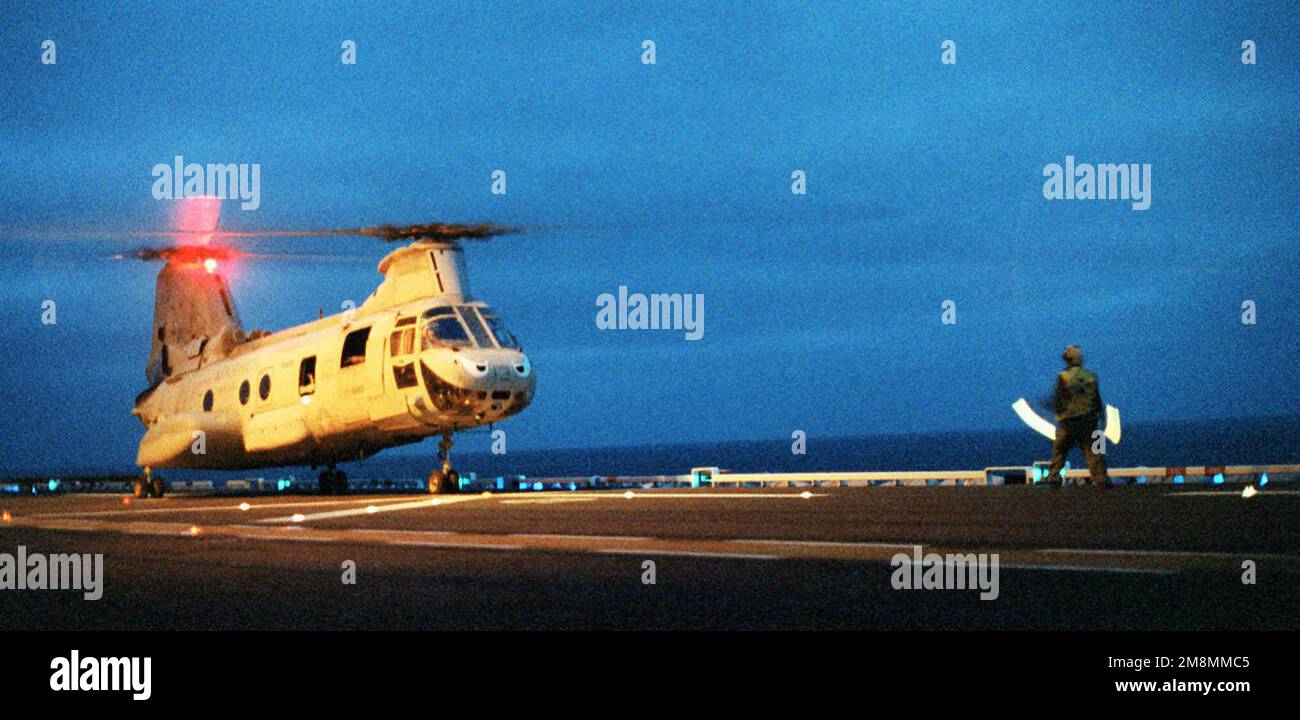970621-N-5121B-016. [Complete] Scene Caption: Pendant l'exercice KERNEL BLITZ '97 la nuit n'a pas donné de repos pour les Marines et les marins à bord de l'USS Tarawa (LHA 1), comme les opérations de plate-forme de vol se sont poursuivies dans la nuit. Un hélicoptère CH-46E Sea Knight est en train d'être guidé. LE BLITZ DU NOYAU qui a lieu au large des côtes du sud de la Californie et le Camp Pendleton est un exercice semestriel de formation de flotte de Commandant en CHEF du Pacifique (CINCPAC) (FLEETEX) axé sur l'entraînement opérationnel/tactique du Commandant de la troisième flotte (C3F)/ I Marine Expeditionary Forces (MEF) et Commandant du Groupe amphibie 3 (CPG-3)/ 1st Marine Banque D'Images