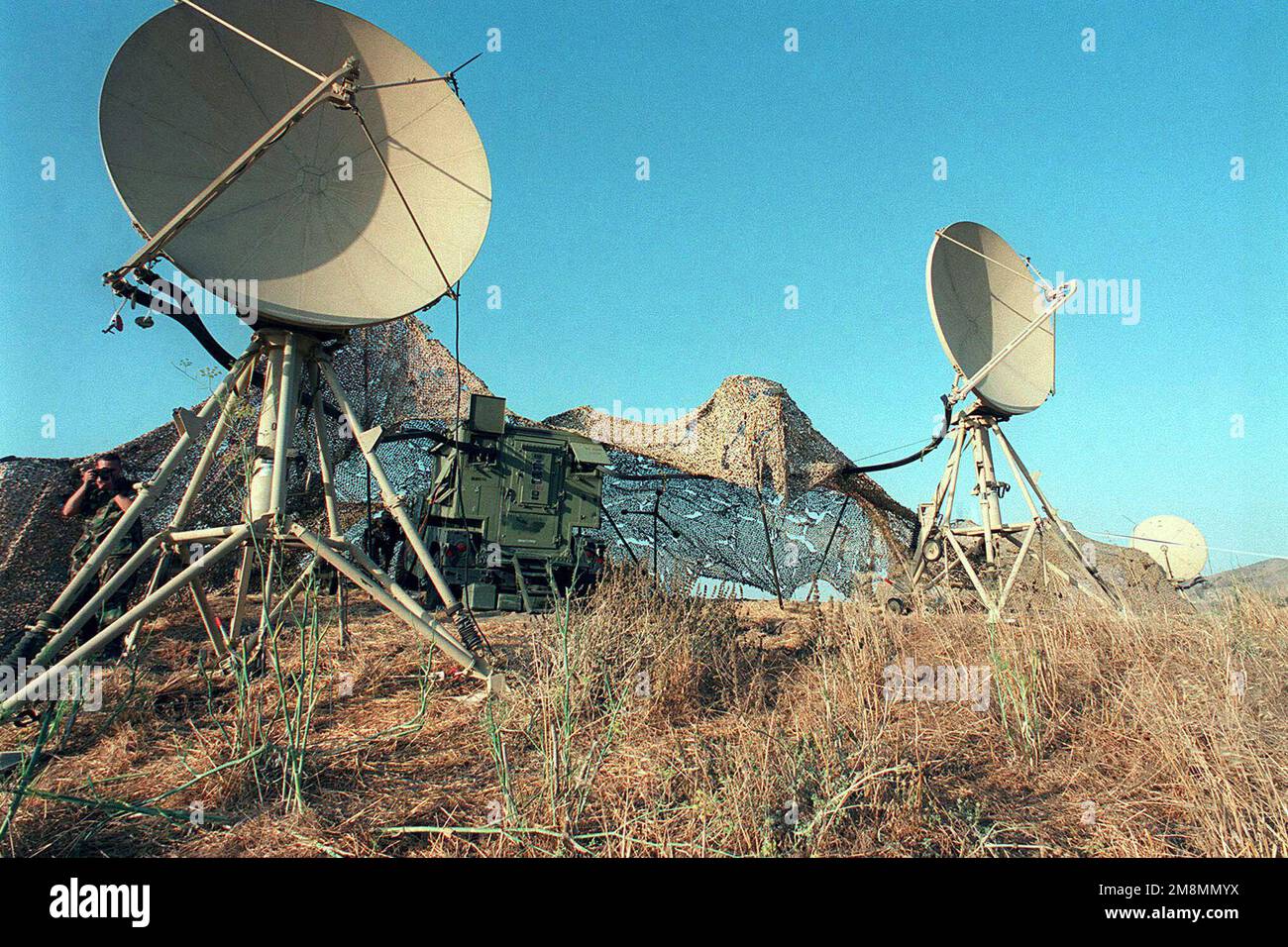 Un centre de communications par satellite maritime à Camp Pendleton, en Californie, à l'appui de l'exercice KERNEL BLITZ '97. L'exercice a lieu au large des côtes de la Californie du Sud pour former le personnel de la Marine et du corps des Marines aux opérations amphibies. KERNEL BLITZ est un exercice semestriel de formation de la flotte du commandant en CHEF du Pacifique (CINCPAC) (FLEETEX) axé sur la formation opérationnelle/tactique du commandant de la troisième flotte (C3F)/ I Forces expéditionnaires maritimes (MEF) et du commandant du Groupe amphibie 3 (CPG-3)/ 1st Division marine (MARDIV). KERNEL BLITZ est conçu pour améliorer la formation des marins et Marines i Banque D'Images