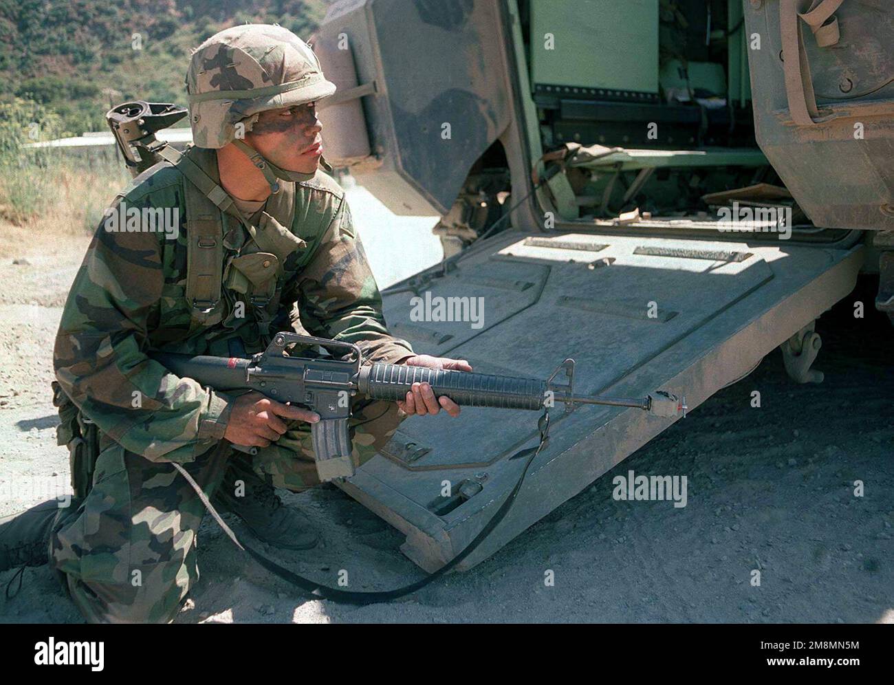 970628-M-2111R-027. [Complete] Scene Caption: Un soldat, armé d'un fusil d'assaut Colt M16A2 5,56mm, du bataillon d'infanterie 3D, 160th Regiment, de la Garde nationale de l'armée américaine, établit une défense précipitée après avoir débarqué d'un véhicule de combat Bradley pendant les opérations militaires en terrain urbain (MOUT), exercice KERNEL BLITZ '97. KERNEL BLITZ est un exercice semestriel de formation de la flotte du commandant en CHEF du Pacifique (CINCPAC) (FLEETEX) axé sur la formation opérationnelle/tactique du commandant de la troisième flotte (C3F)/ I Marine Expeditionary Forces (MEF) et du commandant du Groupe amphibie 3 (CPG-3)/ 1st Marine Banque D'Images