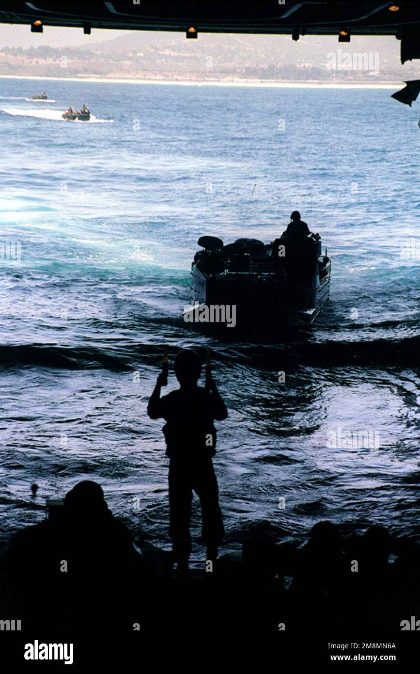 970629-N-9354D-001. Objet opération/série: NOYAU BLITZ '97 base: USS Juneau (LPD 10) pays: Océan Pacifique (POC) scène Major Command montré: 1st Marines 3rd Bataillon AAV Banque D'Images