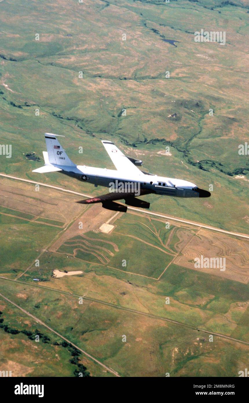 Vue aérienne de l'avion RC-135S Cobra ball de l'aile 55th survolant les Badlands du Dakota du Nord. Base: Offutt Air Force base État: Nebraska (ne) pays: Etats-Unis d'Amérique (USA) Banque D'Images