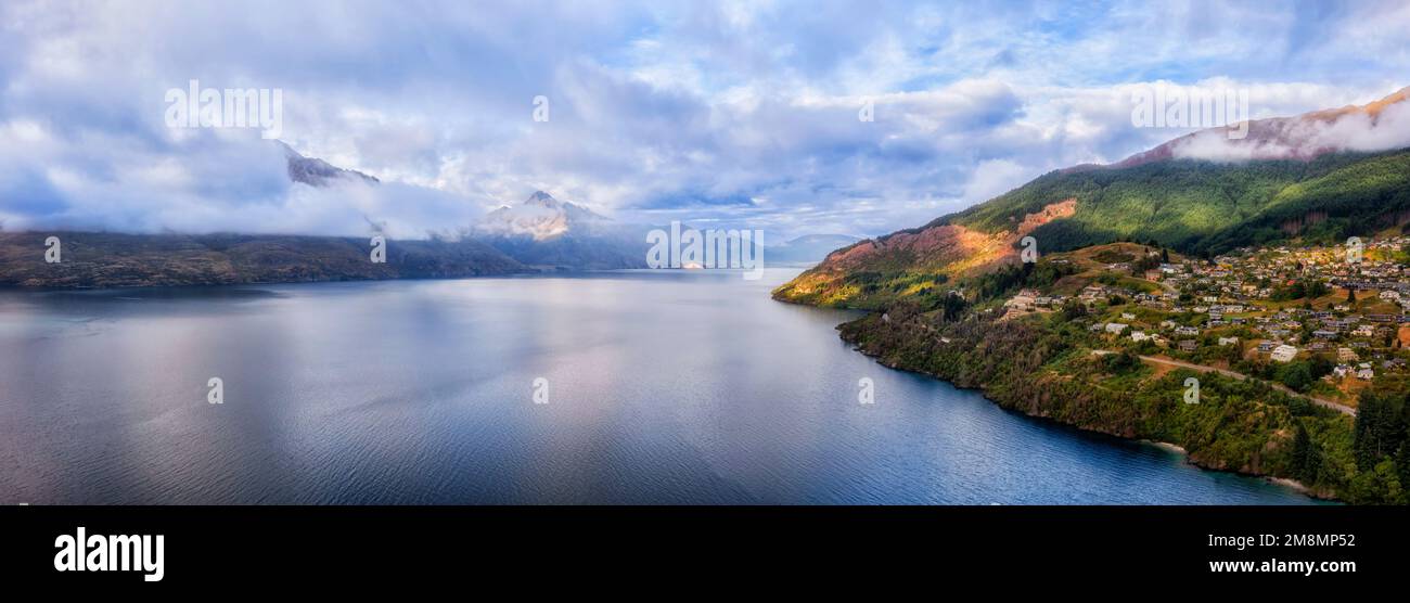 Lac Wakatipu à Queenstown, de Ben Lomond au mont Nicholas, dans un large panorama aérien de la Nouvelle-Zélande. Banque D'Images