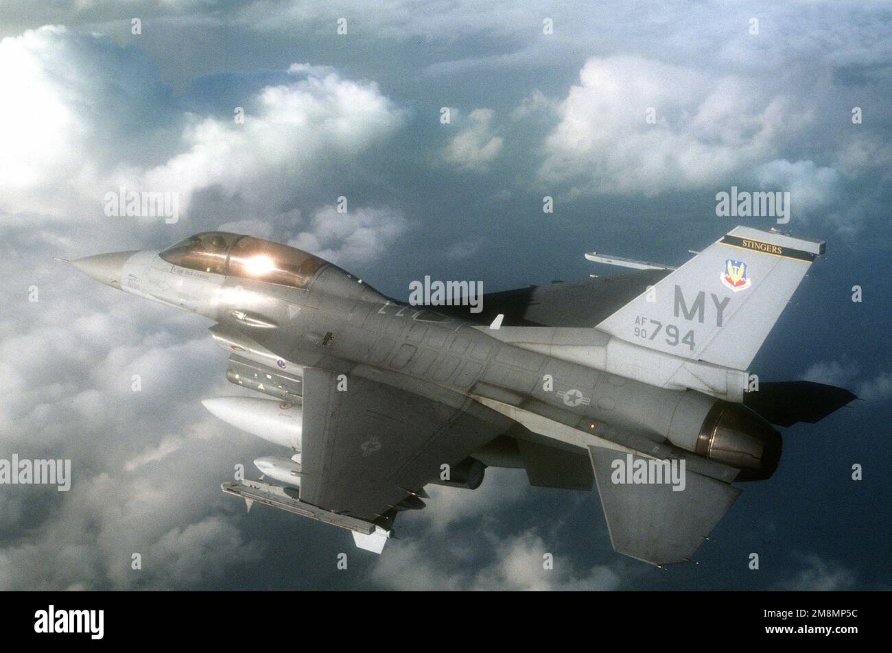 Un F-16D Falcon vole au soleil de l'après-midi alors qu'il retourne à la base après une mission de bombardement au-dessus de Cherry point N.C. Sous l'aile se trouvent un missile AIM-9 Sidewinder, un réservoir de carburant et un module de navigation LANTIRN (Low-altitude navigation Targeting Infrared, Night). Objet opération/série: GROUPE DE TRAVAIL CONJOINT 95-3 base: Moody Air Force base État: Géorgie (GA) pays: États-Unis d'Amérique (USA) Banque D'Images