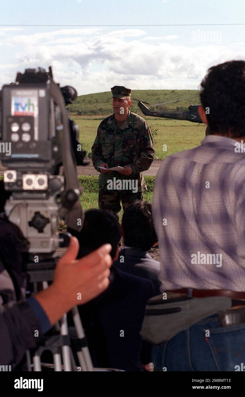 LT. COLONNE Barile, commandant de 12th Marines, explique l'évolution de l'entraînement aux médias japonais pendant l'exercice dans la zone de manœuvre de Yusubetsu. Base: Hokkaido pays: Japon (JPN) Banque D'Images