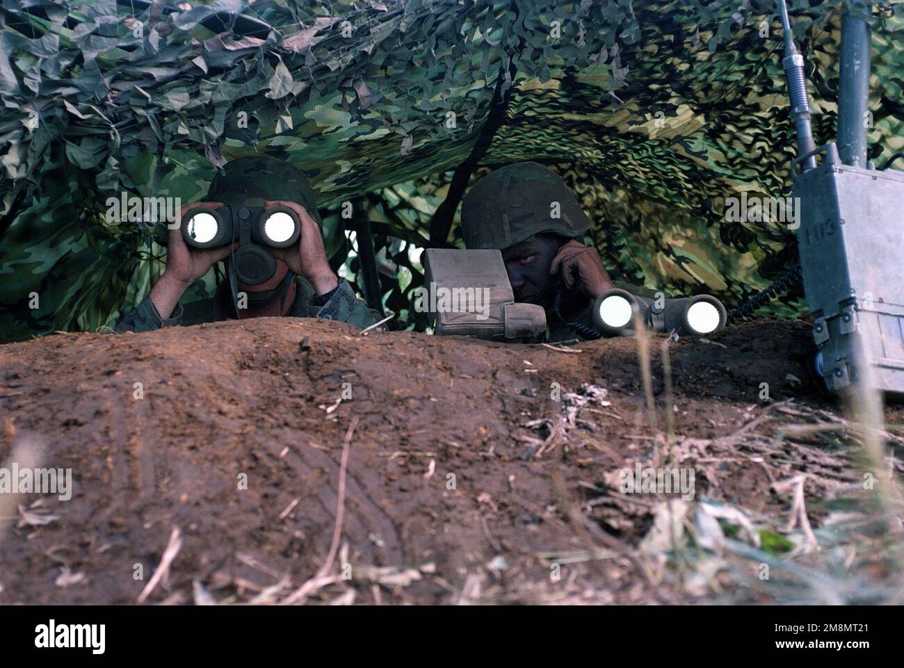 Deux Marines observent des rondes d'impact lors de l'exercice de réinstallation maritime de 12th dans la zone de manœuvre de Yusubetsu. Base: Hokkaido pays: Japon (JPN) Banque D'Images