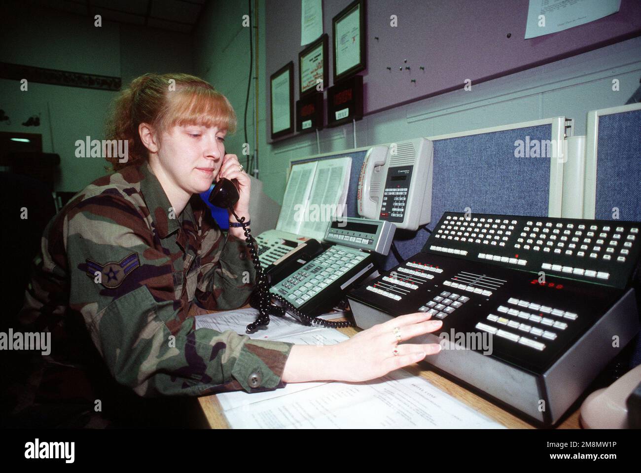 A1c Rebecca Estorga, téléphoniste du 55th e Escadron des communications, envoie un appel au système de conférence des opérations stratégiques du Centre de services des communications de la base. Base: Offutt Air Force base État: Nebraska (ne) pays: Etats-Unis d'Amérique (USA) Banque D'Images