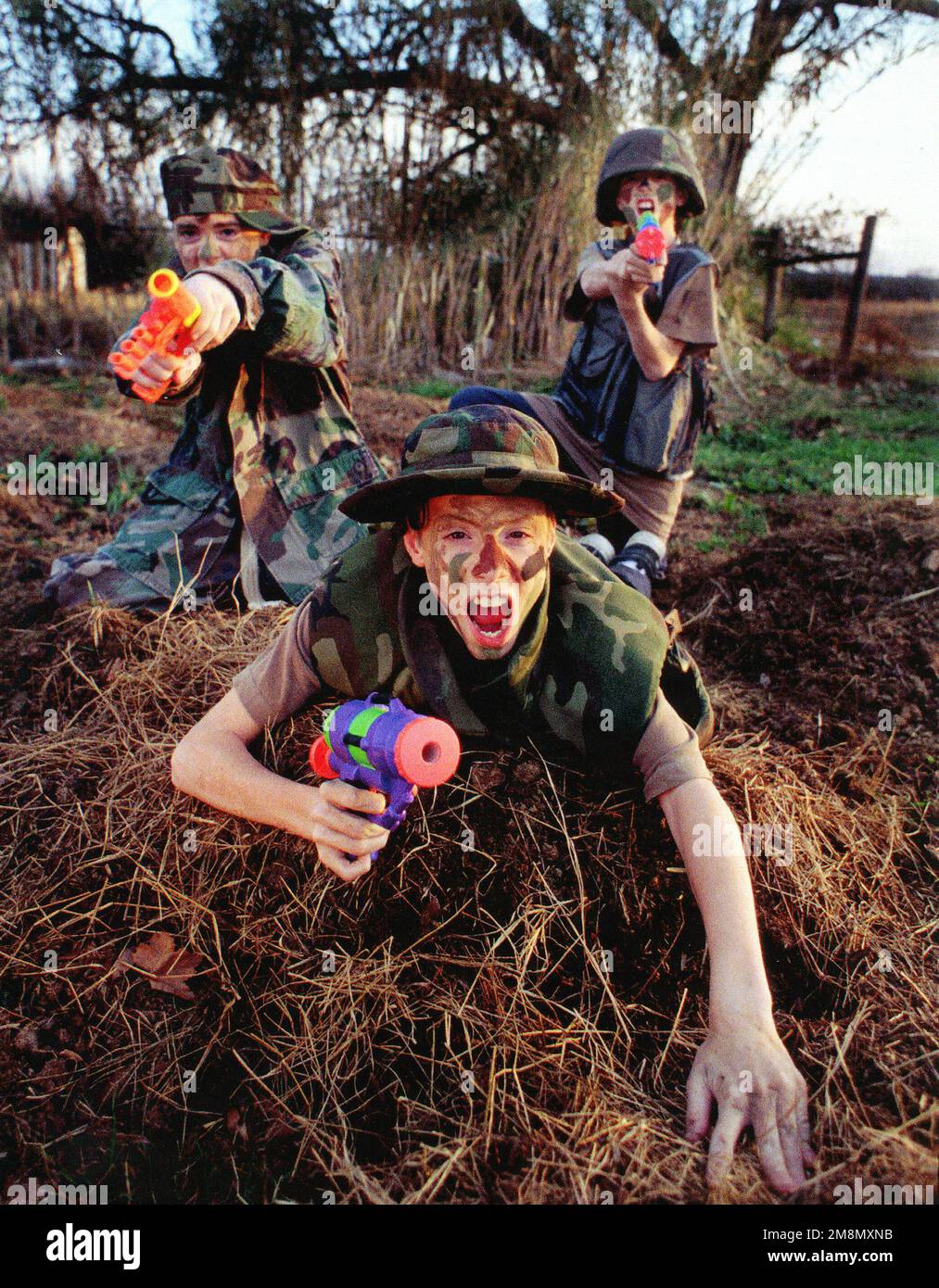 Photographe militaire de l'année gagnant 1998 titre: Petits soldats Catégorie: Illustration lieu: Troisième place Illustration Comment les jeux d'aujourd'hui les enfants jouent-ils affectent-ils l'avenir?. Pays : inconnu Banque D'Images