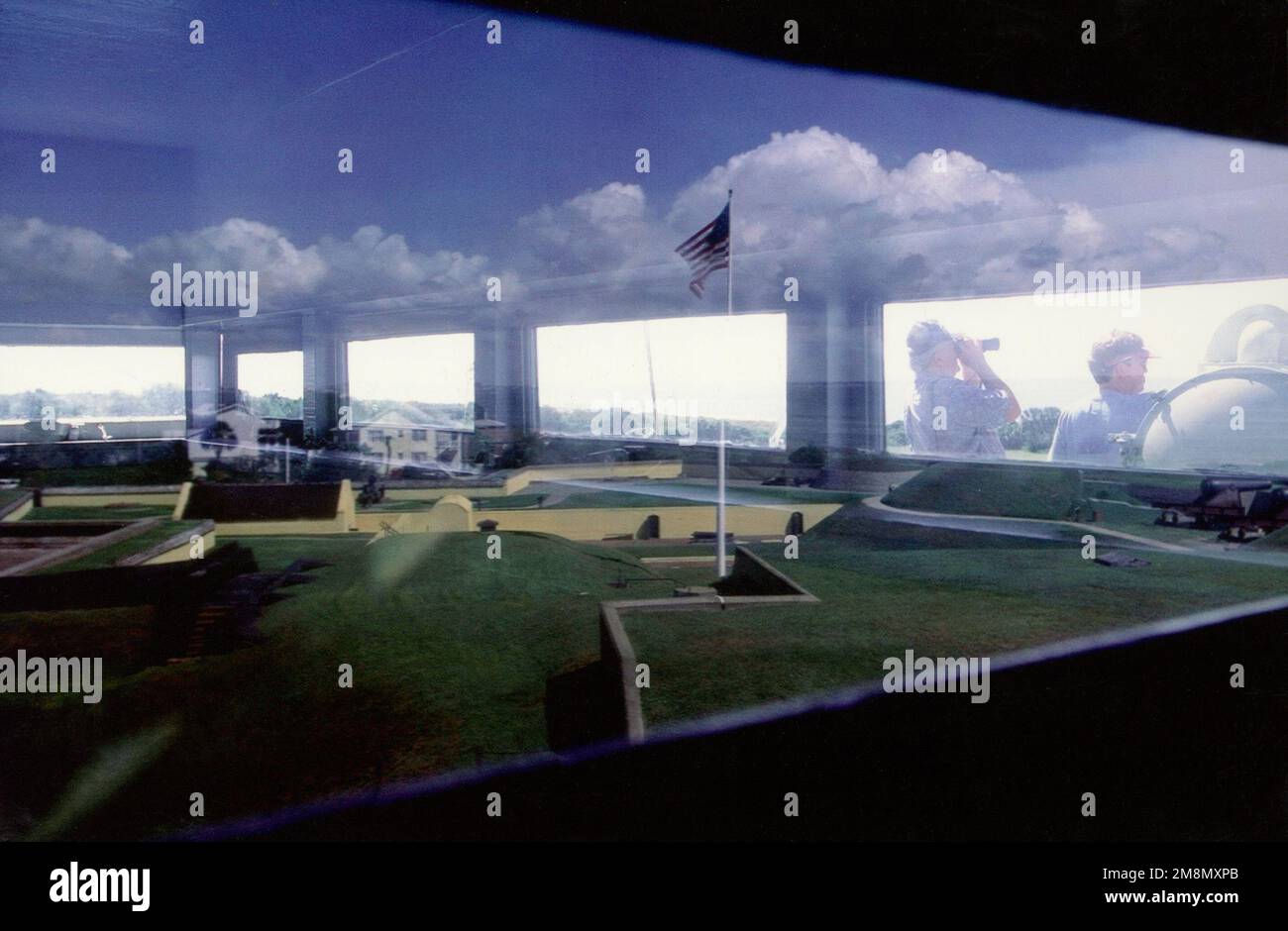 Photographe militaire de l'année gagnant 1998 titre: Réflexions du passé Catégorie: Picturale lieu: Troisième place PictorialTower fenêtres reflètent 171 ans d'histoire à fort Moltrie, Sullivan's Island, S.C., le 23 octobre 1998. Le fort a été construit en 1809 et a servi de défense côtière pendant la Révolution américaine et la guerre civile. Pays : inconnu Banque D'Images