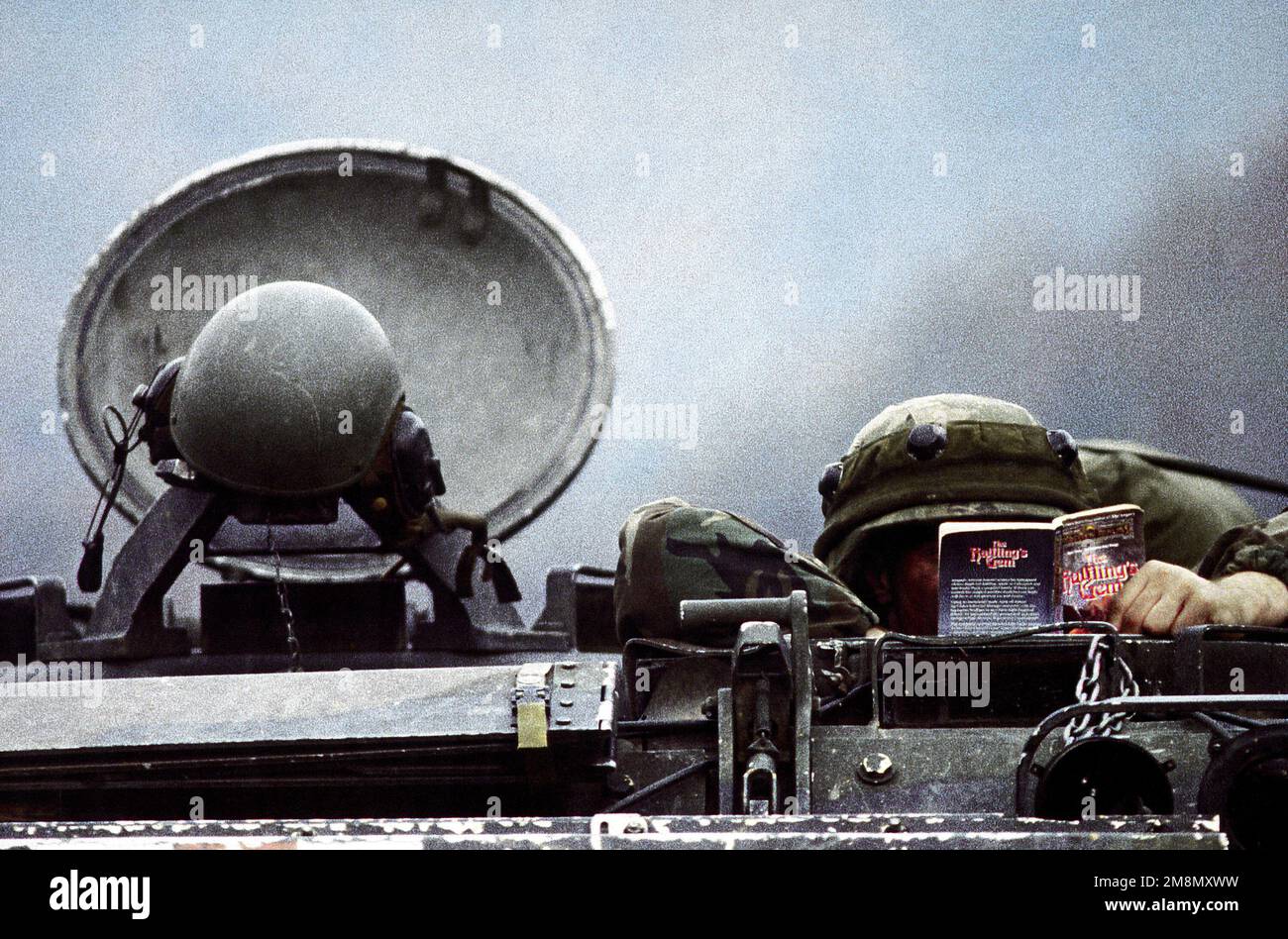 Photographe militaire de l'année vainqueur 1998 titre: Livre Catégorie mobile: Feature place: Troisième place PortfolioA soldat américain affecté à la Brigade 3rd, 2nd Division d'infanterie de ft. Lewis, Washington, prend une pause lecture au sommet de son transporteur personnel blindé de M113 après la fin de la bataille à la zone d'entraînement de Twin Bridges le 2 novembre 1998. Twin Bridges, situé à 25 minutes à l'ouest de Tongduch'on, République de Corée, a été le site d'une simulation de bataille entre une brigade D'armored DE ROKA et la brigade de 3rd, 2nd Division d'infanterie pendant l'exercice combiné Foal Eagle '98. Pays : inconnu Banque D'Images
