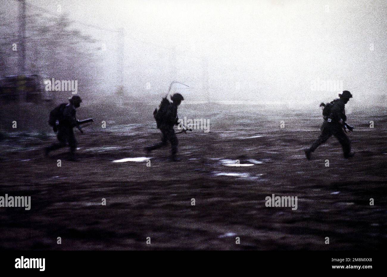 Photographe militaire de l'année gagnant 1998 titre: Assaut Catégorie: Caméra de combat place: Troisième place caméra de combat/troisième place Portfolio à Dawn a U.S. L'équipe d'infanterie de l'armée de la Brigade 3rd, Division d'infanterie 2nd, fort Lewis, Washington, a chaqué les soldats de l'armée de la République de Corée (ROKA) sur le champ de bataille de la zone d'entraînement des Twin Bridges le 5 novembre 1998. Twin Bridges, situé à 25 minutes à l'ouest de Tonguchon. République de Corée, a été le site d'une simulation de bataille aujourd'hui entre une brigade D'armored DE ROKA et la Brigade 3rd, 2nd Division d'infanterie de fort Lewis, Washington, pendant l'exersise combinée de FO Banque D'Images