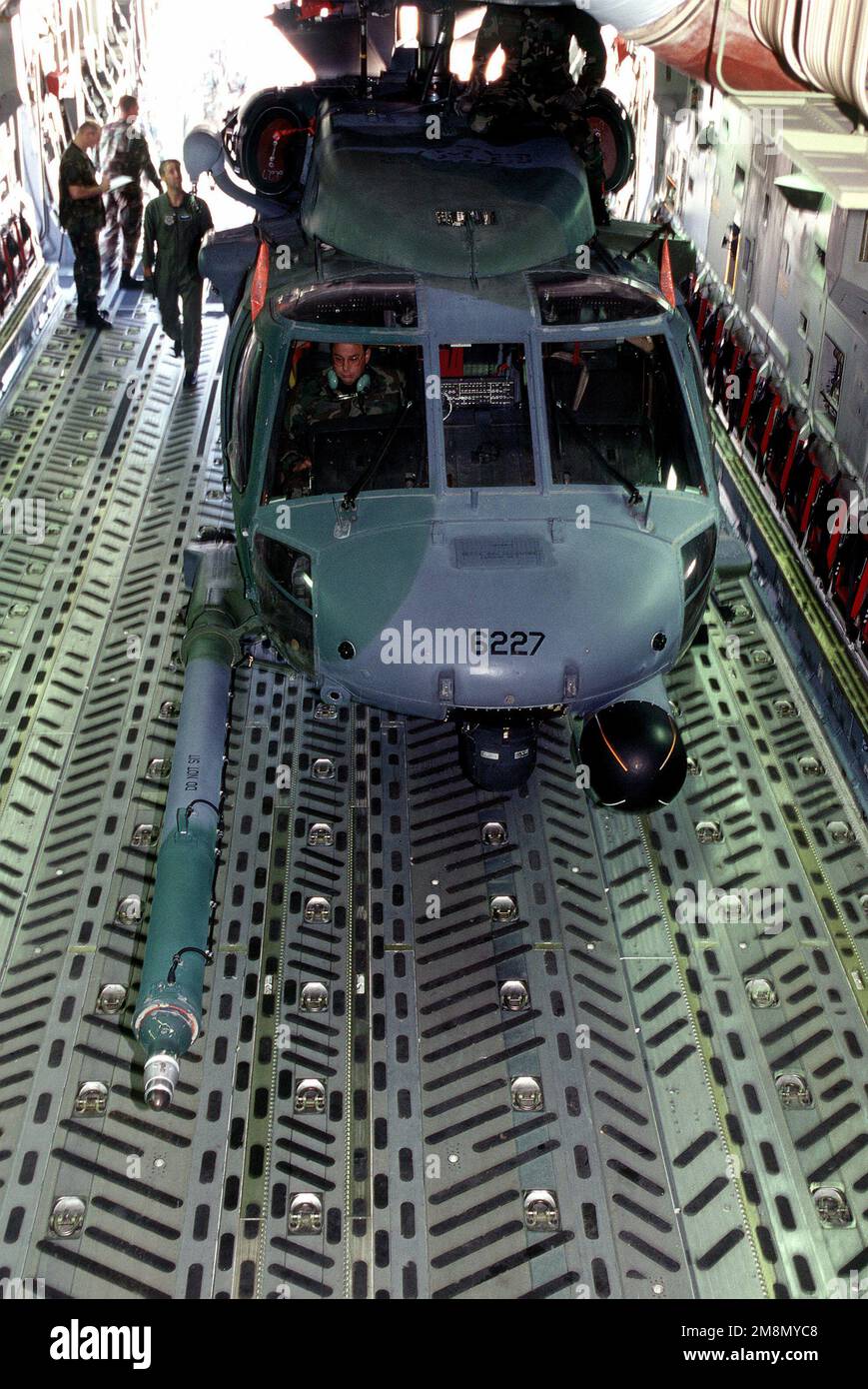 Vue en regardant vers le bas sur un MH-60G Pave Hawk alors qu'il est enroulée dans un C-17 Globemaster III. Base: Davis-Monthan Air Force base État: Arizona (AZ) pays: Etats-Unis d'Amérique (USA) Banque D'Images