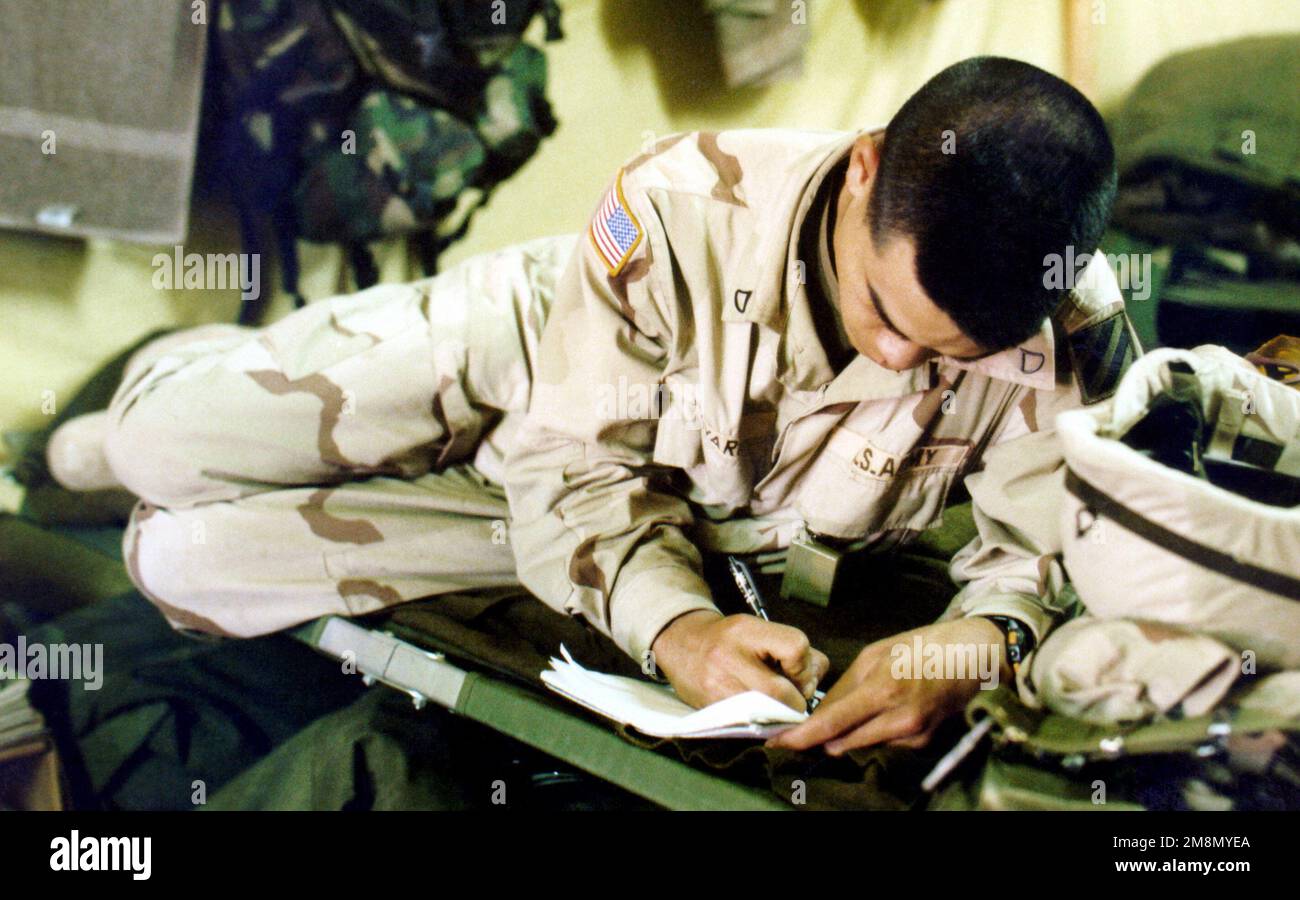 Première classe privée Julian Navaro prend une pause à Kabal, Koweït, pour écrire une lettre à la maison. Navaro et environ 1 500 autres membres du service américain (non représentés) sont à Kabal pour participer à l'exercice D'ACTION INTRINSÈQUE. L'exercice combine les forces armées américaines et koweïtiennes dans un effort pour renforcer les relations militaires et améliorer la capacité des armées américaines à se déployer rapidement dans la région. (Image dupliquée, voir aussi DA-SD-99-01493). Objet opération/série: ACTION INTRINSÈQUE base: Kabal pays: Koweït (KWT) Banque D'Images