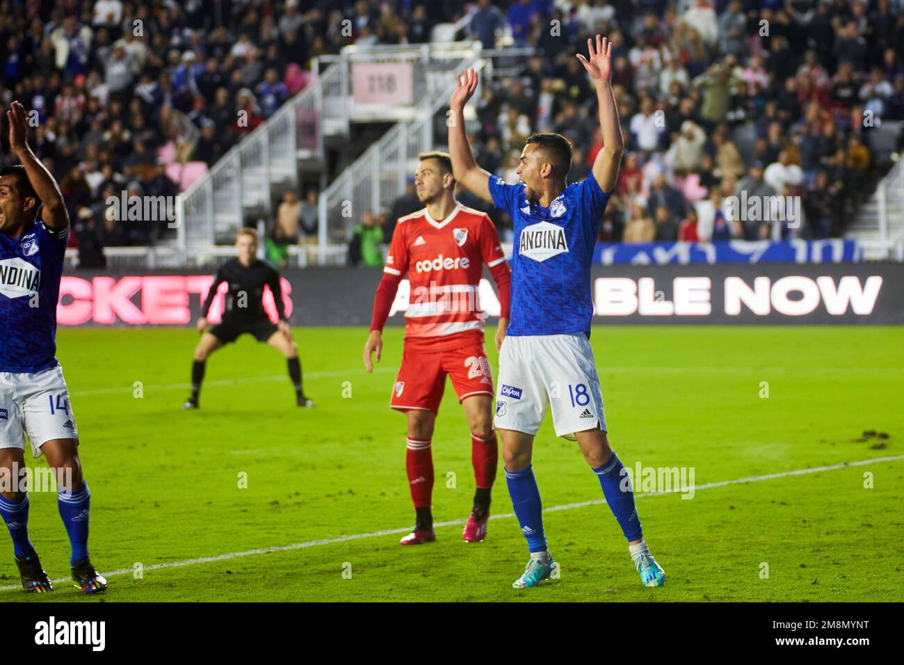 Fort Lauderdale, Floride, États-Unis. 14th janvier 2022. Match de football amical entre les parties les plus réussies du football sud-américain à River plate, les géants argentins historiques et emblématiques, et Millonarios, la puissance colombienne du DRV Pink Stadium à fort Lauderdale, en Floride. Credit: Yaroslav Sabitov/YES Market Media/Alay Live News Banque D'Images