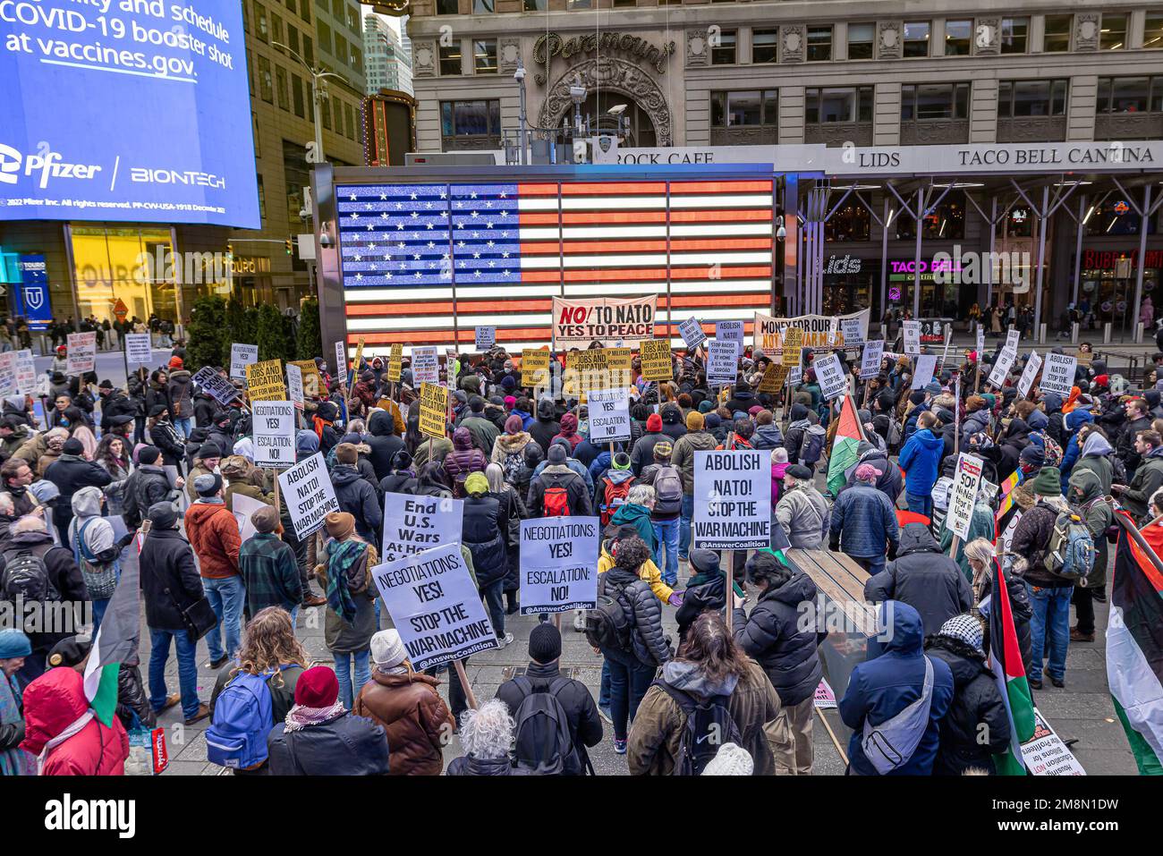 New York, New York, États-Unis. 14th janvier 2023. Des manifestants anti-guerre protestent contre l'expansion de l'Organisation du Traité de l'Atlantique Nord (OTAN) en Ukraine sur Times Square. Les participants ont appelé l'OTAN, une alliance de sécurité de 30 pays, à négocier une résolution pacifique après que le président russe Vladimir Poutine ait lancé une invasion à grande échelle de l'Ukraine il y a près de 11 mois. (Credit image: © Michael Nigro/Pacific Press via ZUMA Press Wire) USAGE ÉDITORIAL SEULEMENT! Non destiné À un usage commercial ! Crédit : ZUMA Press, Inc./Alay Live News Banque D'Images