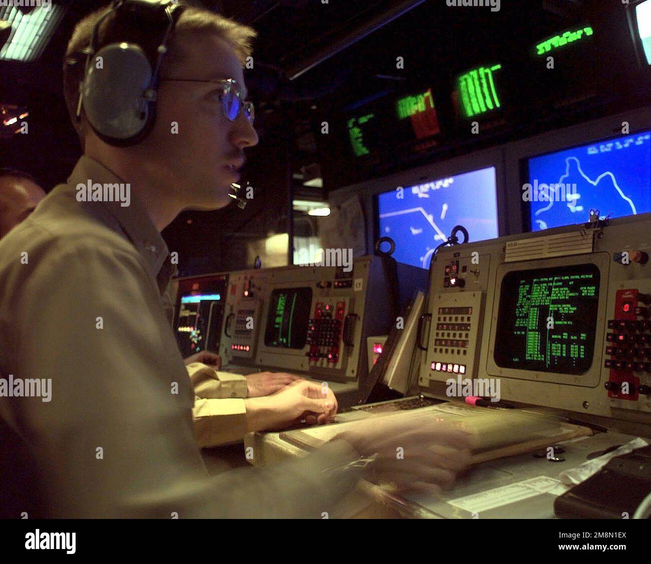 CAPC Jeff Morse l'officier des systèmes de combat de l'USS BUNKER HILL (CG-52), un croiseur de missile guidé de classe Ticonderoga, regarde les écrans d'information de combat des navires pendant que le navire opère dans la mer d'Arabie dans le cadre de l'accumulation de l'Asie du Sud-Ouest (SWA). Pays : inconnu Banque D'Images